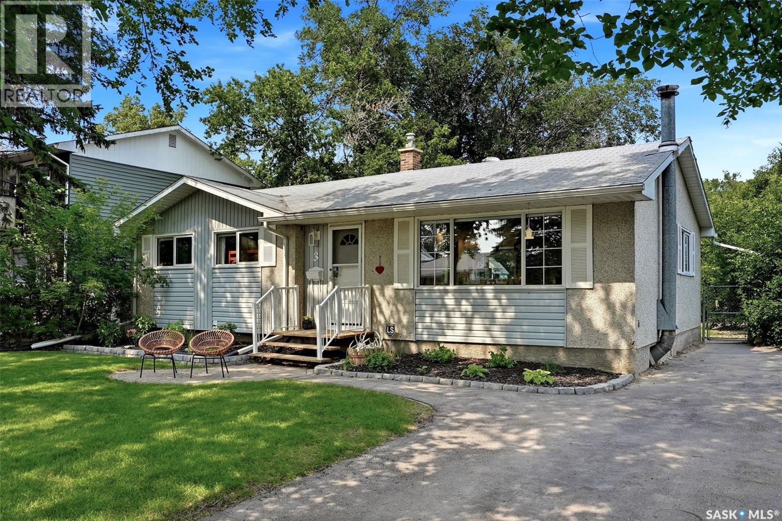 3 Woodlawn Place, Regina, Saskatchewan  S4S 5M9 - Photo 1 - SK043494