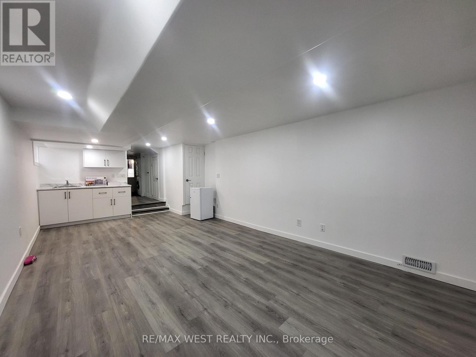 Lower - 975 Broadview Avenue, Toronto, Ontario  M4K 2R9 - Photo 1 - E13426856