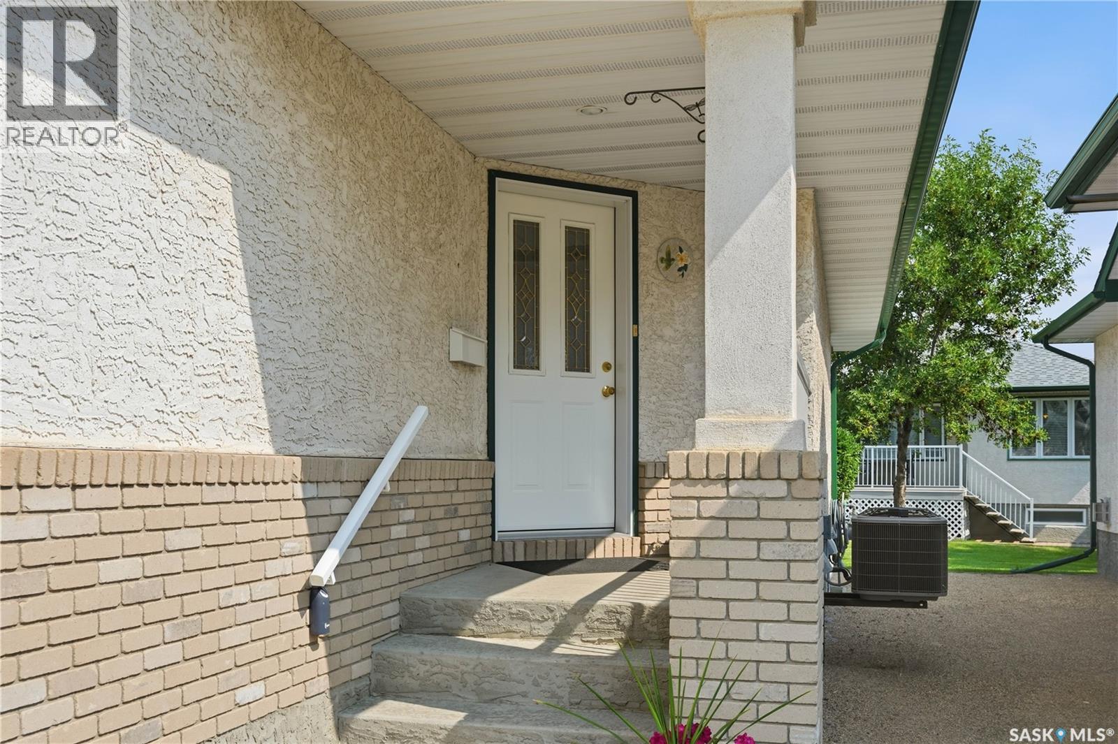 3291 Thames Crescent E, Regina, Saskatchewan  S4V 2Y9 - Photo 2 - SK043335