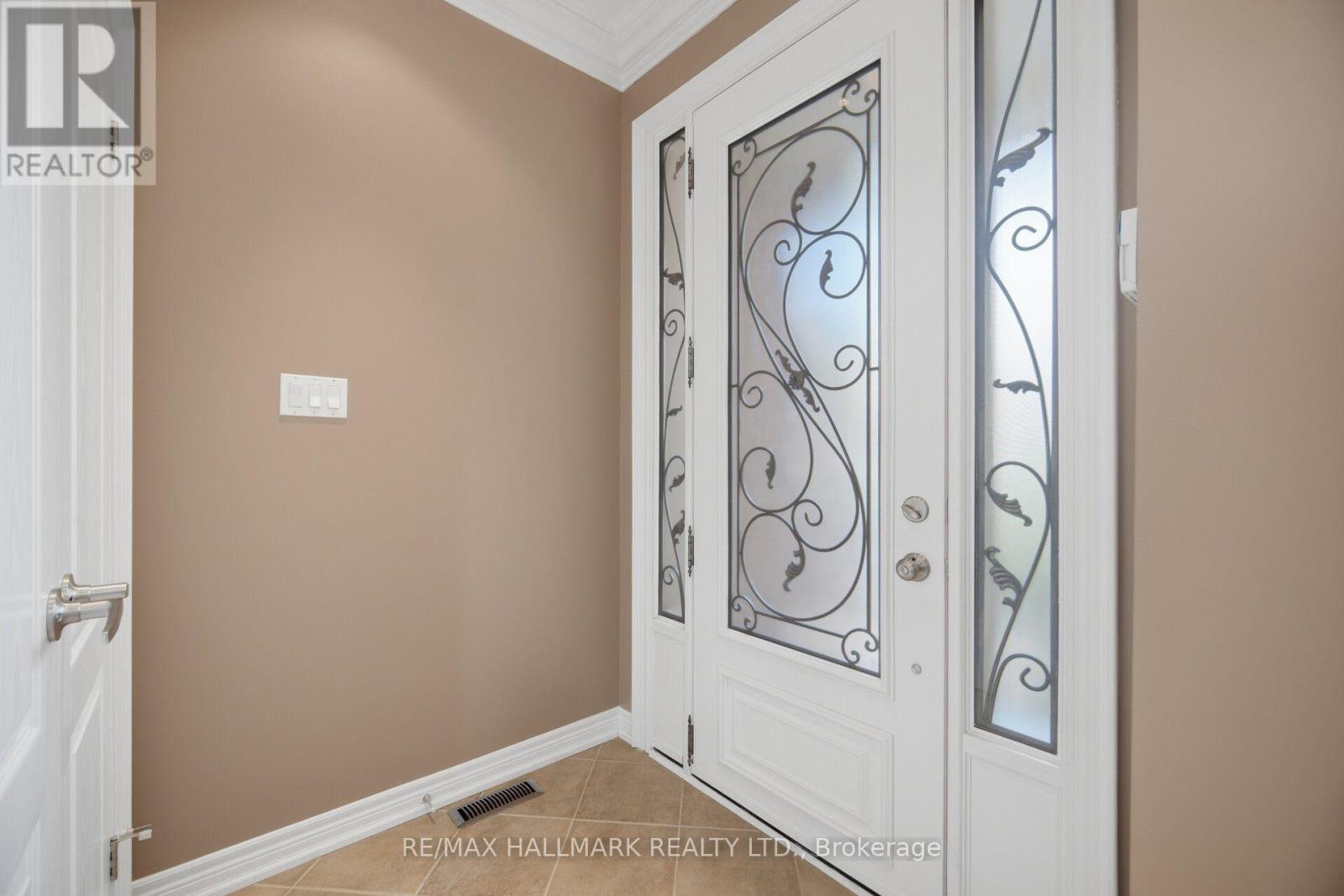 116 Beare Trail, Newmarket, Ontario  L3X 3B6 - Photo 5 - N13561426