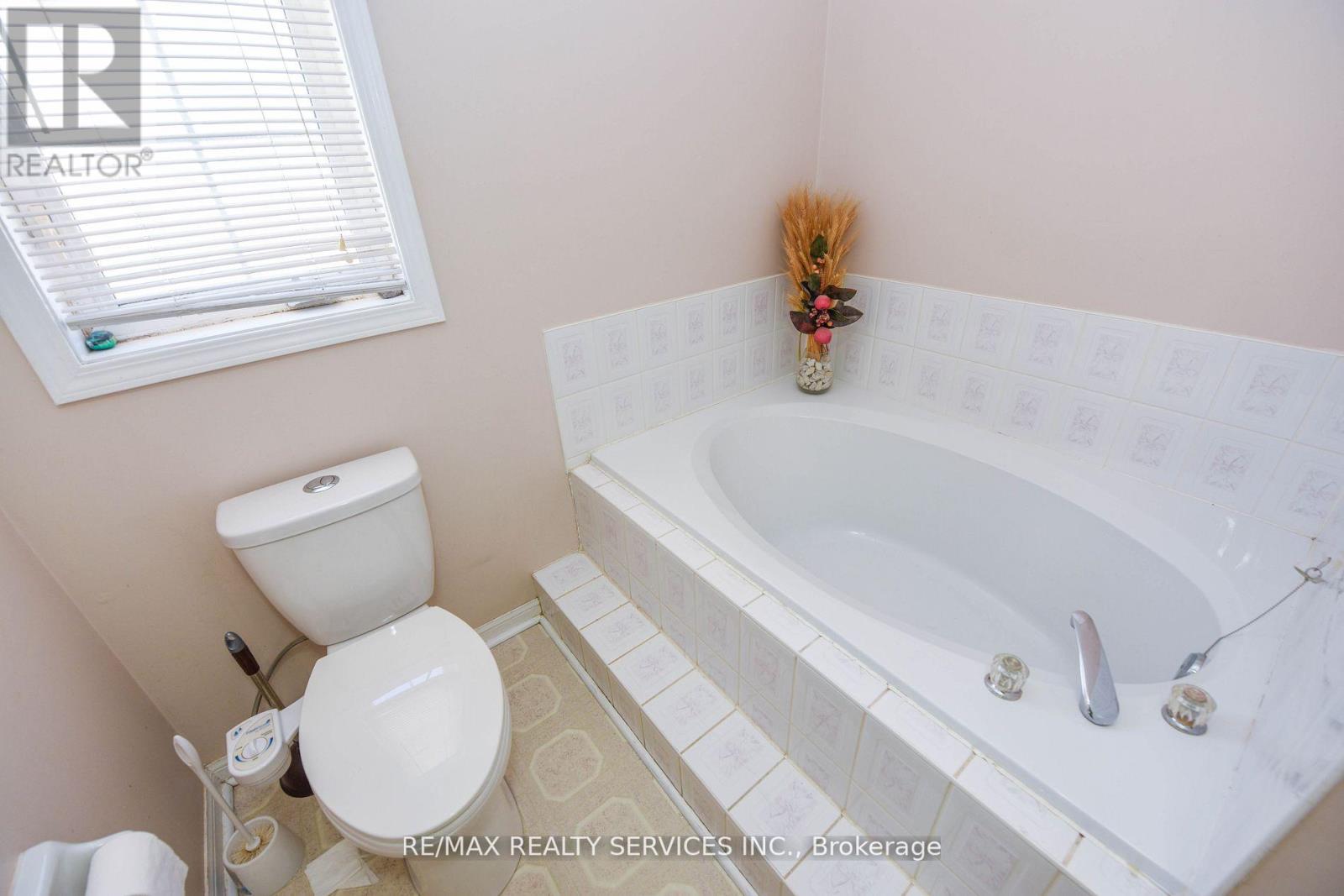 Upper - 172 Native Landing Crescent, Brampton, Ontario  L6X 5A7 - Photo 24 - W13602010