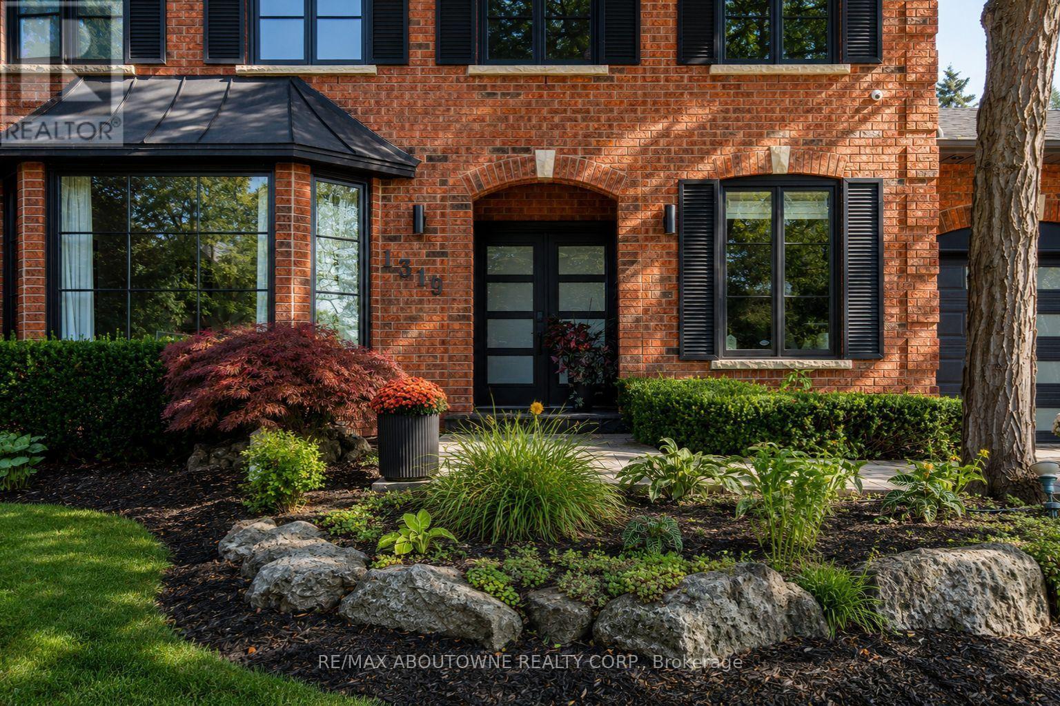 1319 Greeneagle Drive, Oakville, Ontario  L6M 2N1 - Photo 3 - W13223086