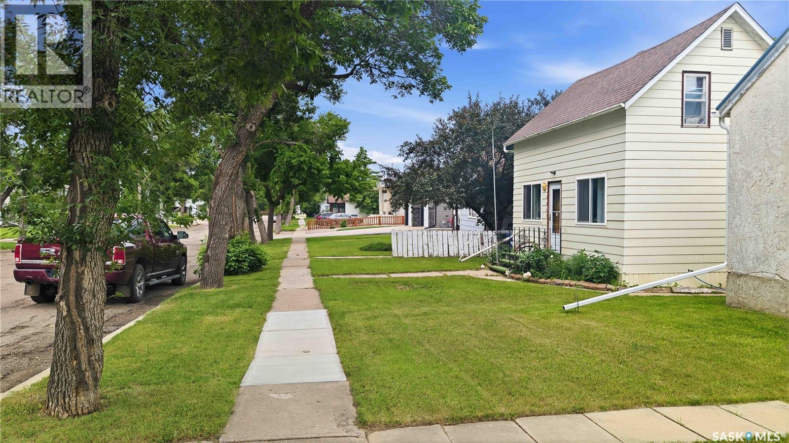 202 2nd Avenue E, Rosetown, Saskatchewan  S0L 2V0 - Photo 2 - SK043581