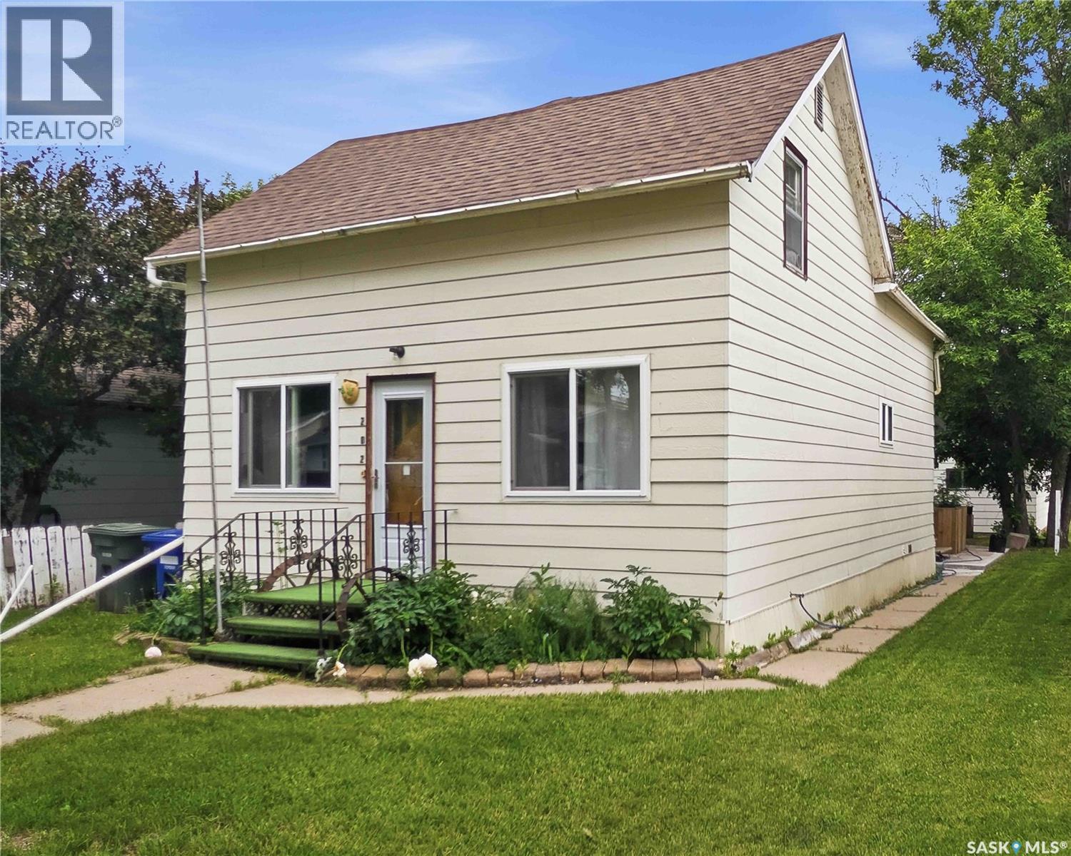 202 2nd Avenue E, Rosetown, Saskatchewan  S0L 2V0 - Photo 3 - SK043581