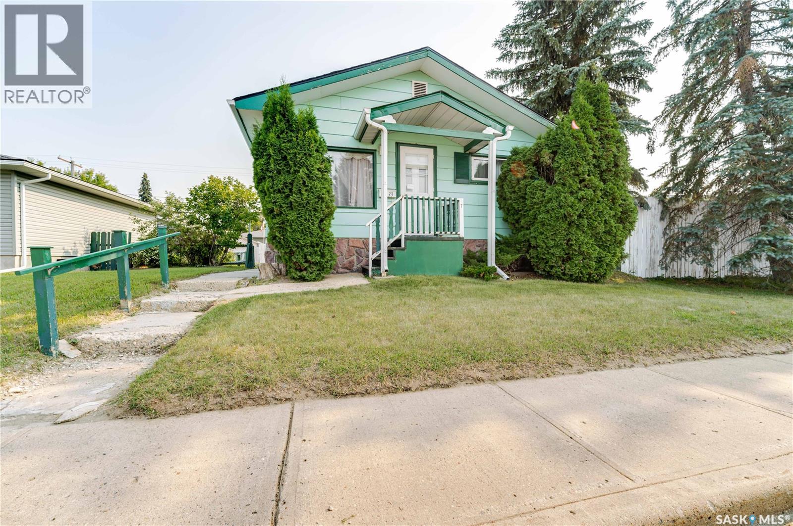 1233 Coteau Street W, Moose Jaw, Saskatchewan  S6H 5G7 - Photo 2 - SK043525