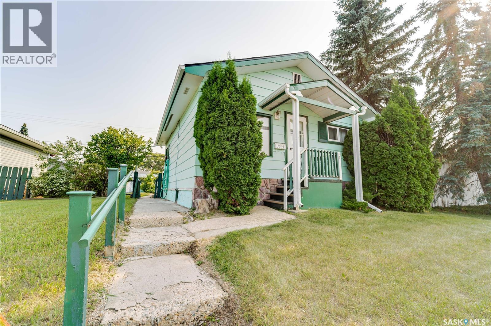 1233 Coteau Street W, Moose Jaw, Saskatchewan  S6H 5G7 - Photo 3 - SK043525