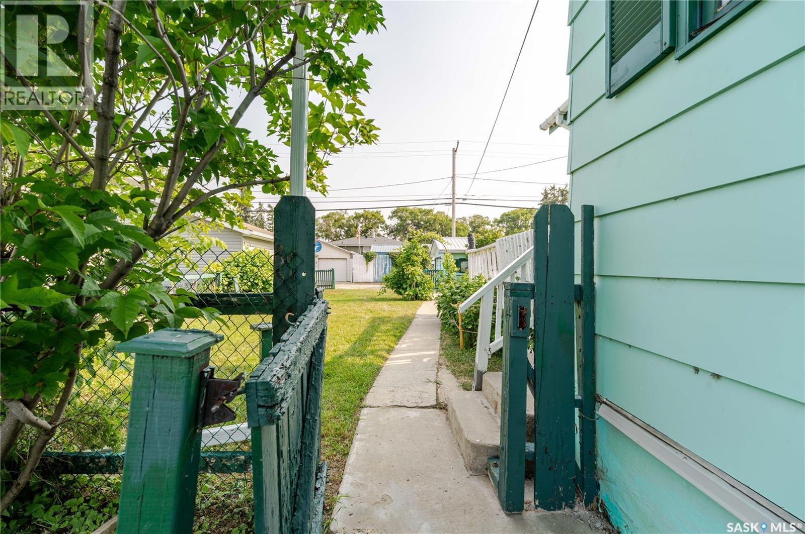 1233 Coteau Street W, Moose Jaw, Saskatchewan  S6H 5G7 - Photo 4 - SK043525
