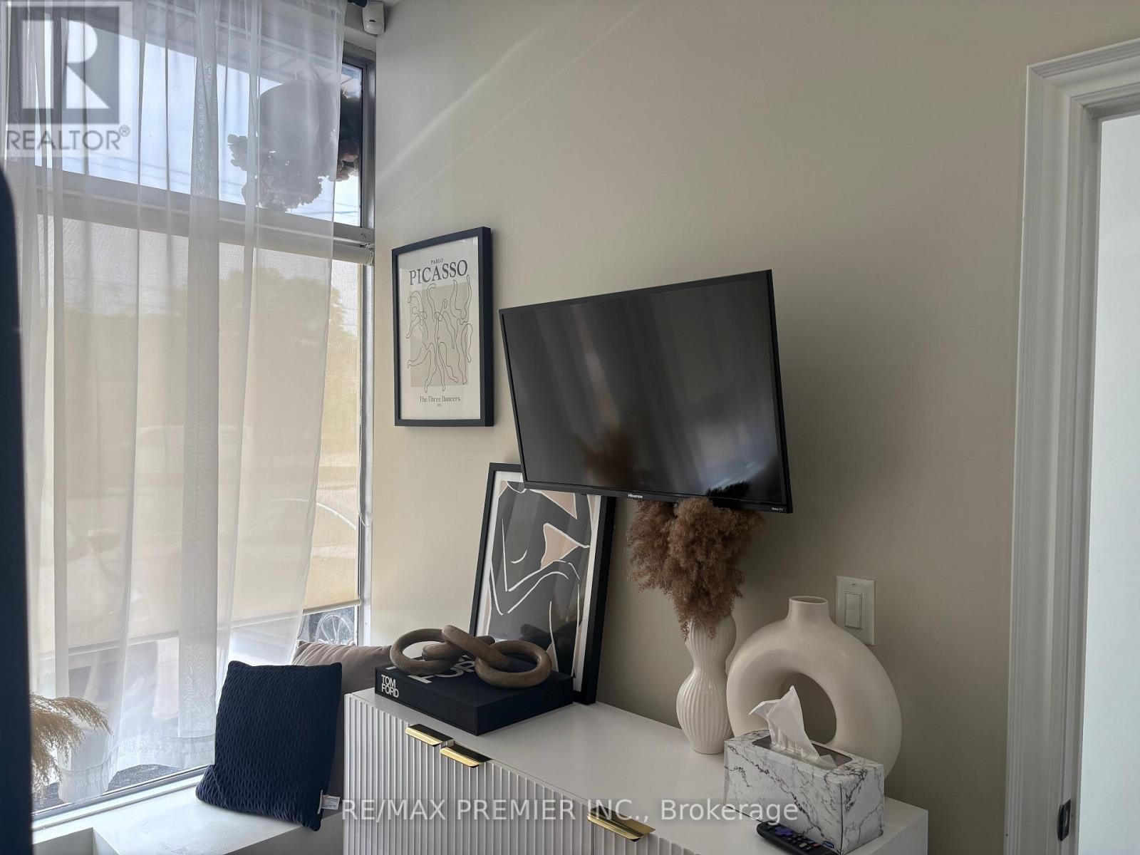 Main Floor - 2879 Dufferin Street, Toronto, Ontario  M6B 3S5 - Photo 5 - W13601864