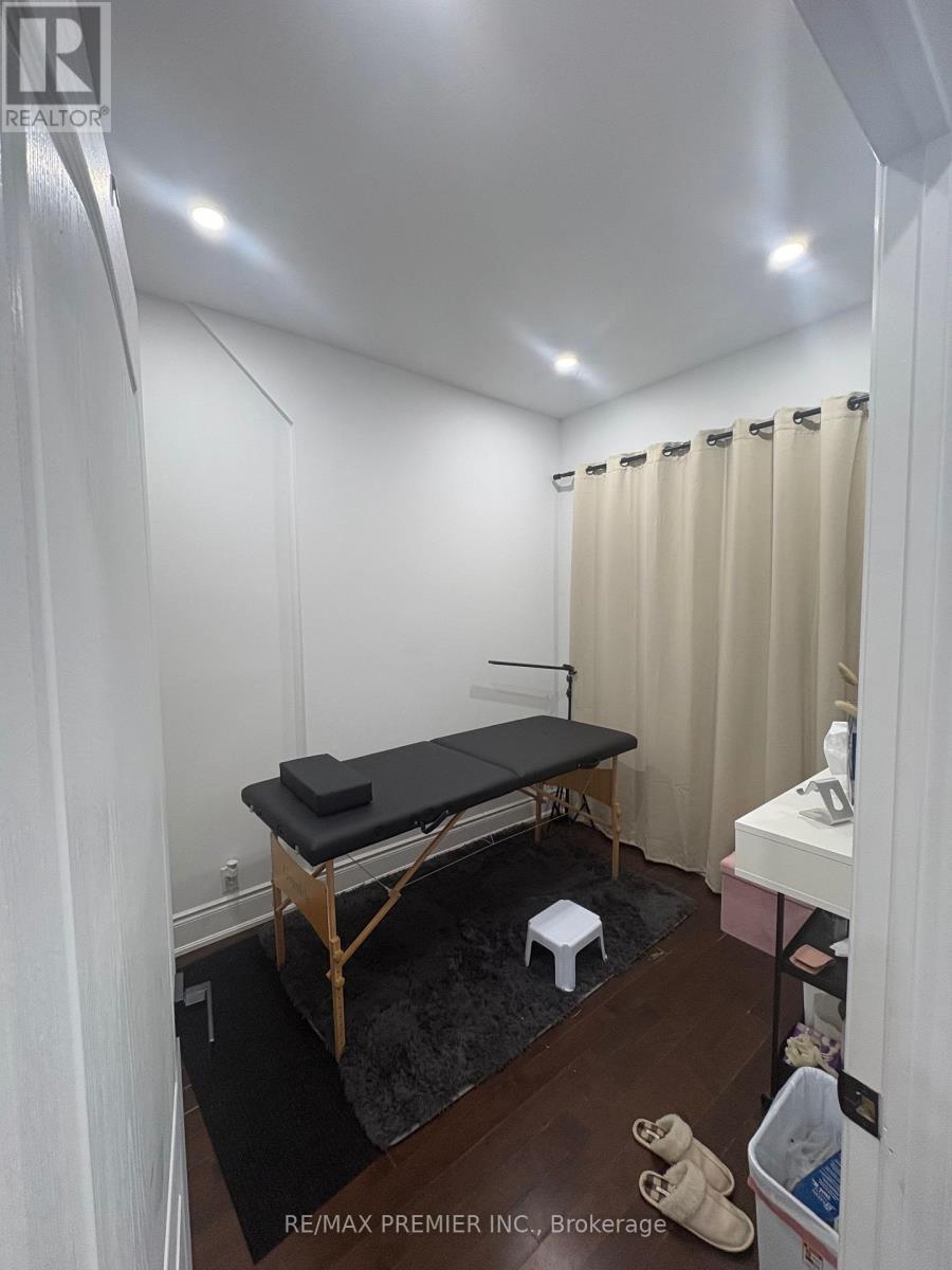 Main Floor - 2879 Dufferin Street, Toronto, Ontario  M6B 3S5 - Photo 9 - W13601864