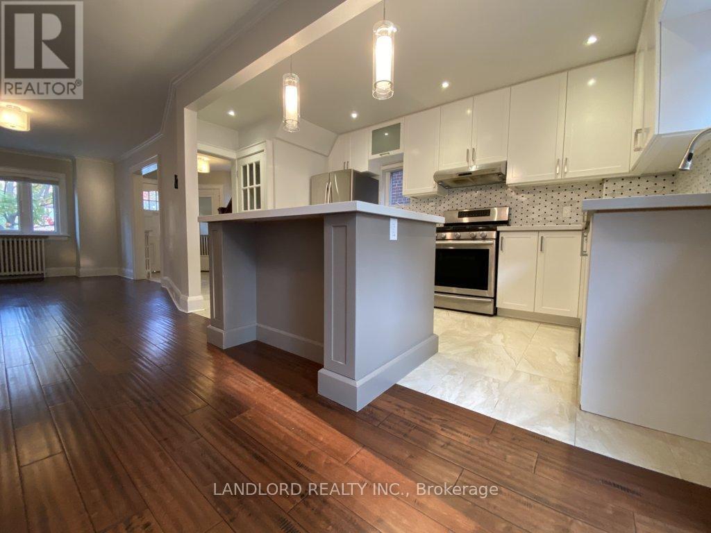22 Lorindale Avenue, Toronto, Ontario  M5M 3C2 - Photo 2 - C13602448