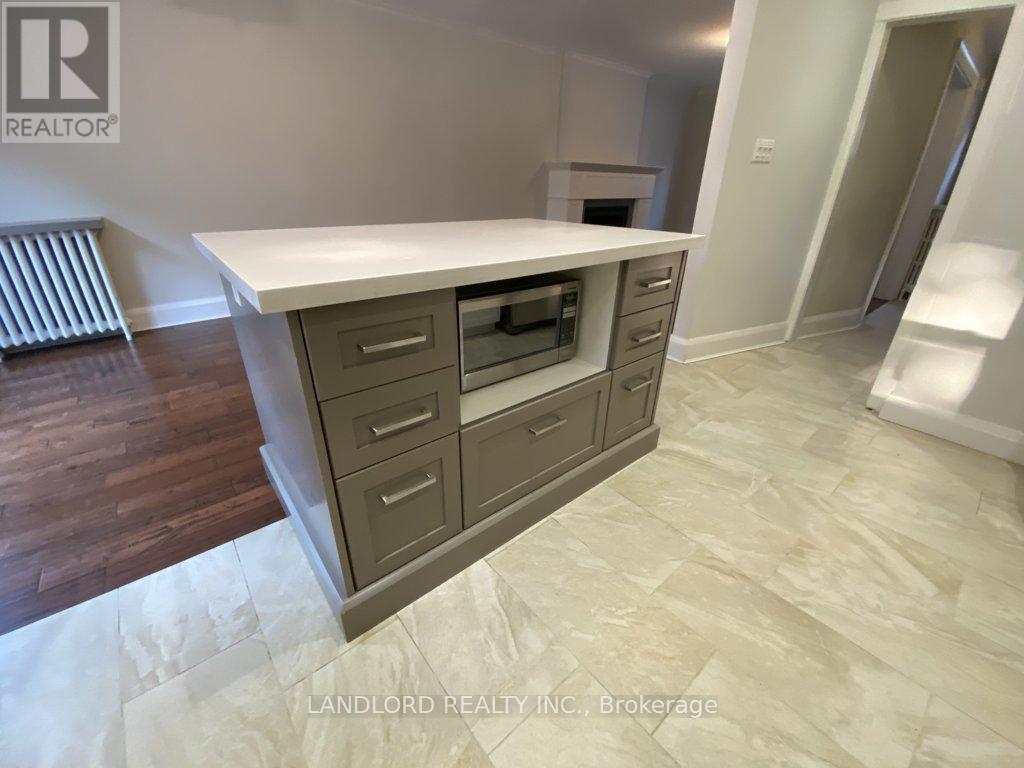 22 Lorindale Avenue, Toronto, Ontario  M5M 3C2 - Photo 7 - C13602448