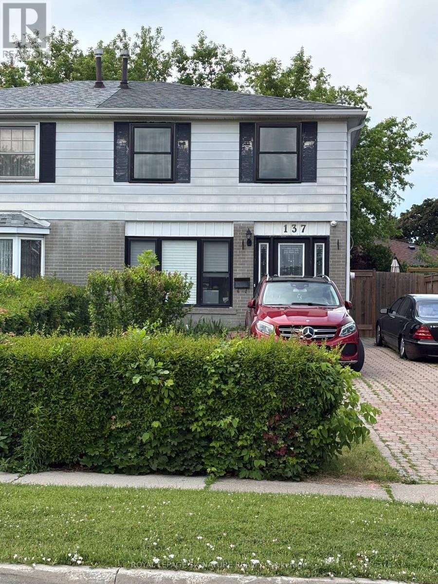 Main/upper - 137 Madoc Drive, Brampton, Ontario  L6V 2A5 - Photo 2 - W13602654