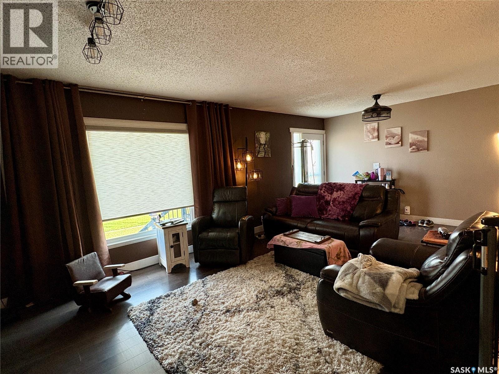 105 5th Avenue, Hodgeville, Saskatchewan  S0H 2B0 - Photo 3 - SK043532