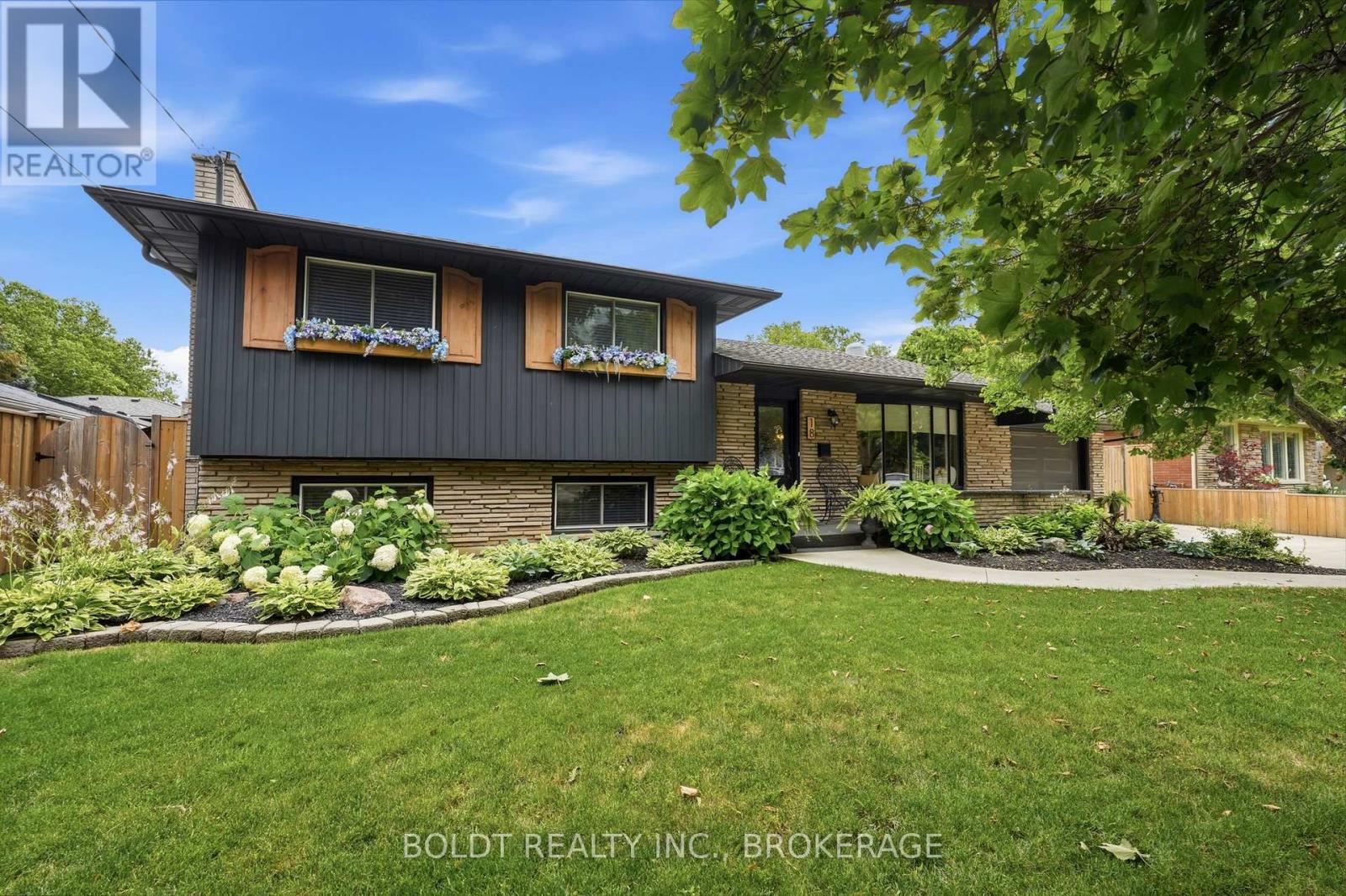 18 Prince Charles Drive, St. Catharines (Lakeport), Ontario  L2N 3Y6 - Photo 1 - X13602832
