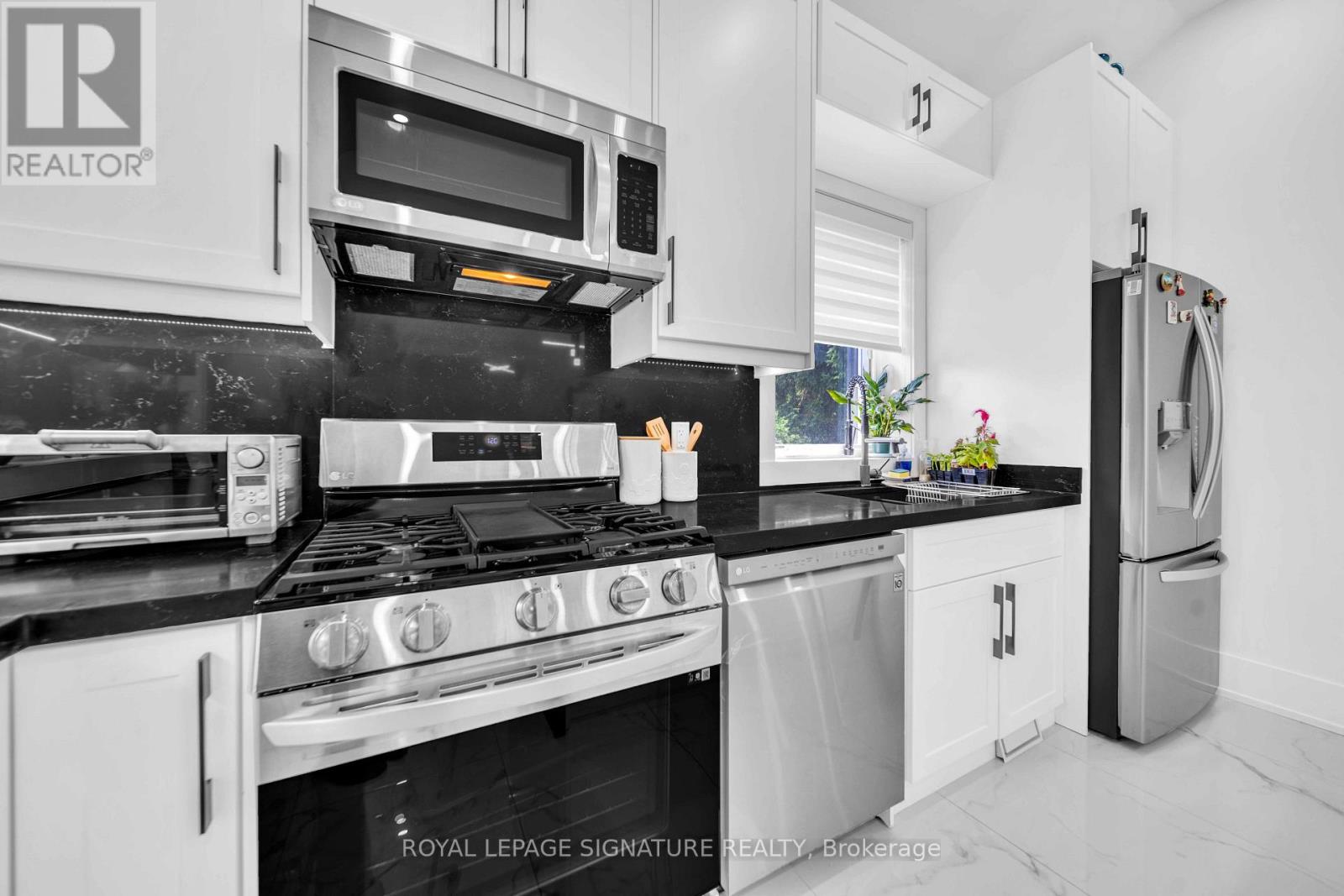 3 Pamcrest Drive, Toronto, Ontario  M2M 2L9 - Photo 10 - C13602924