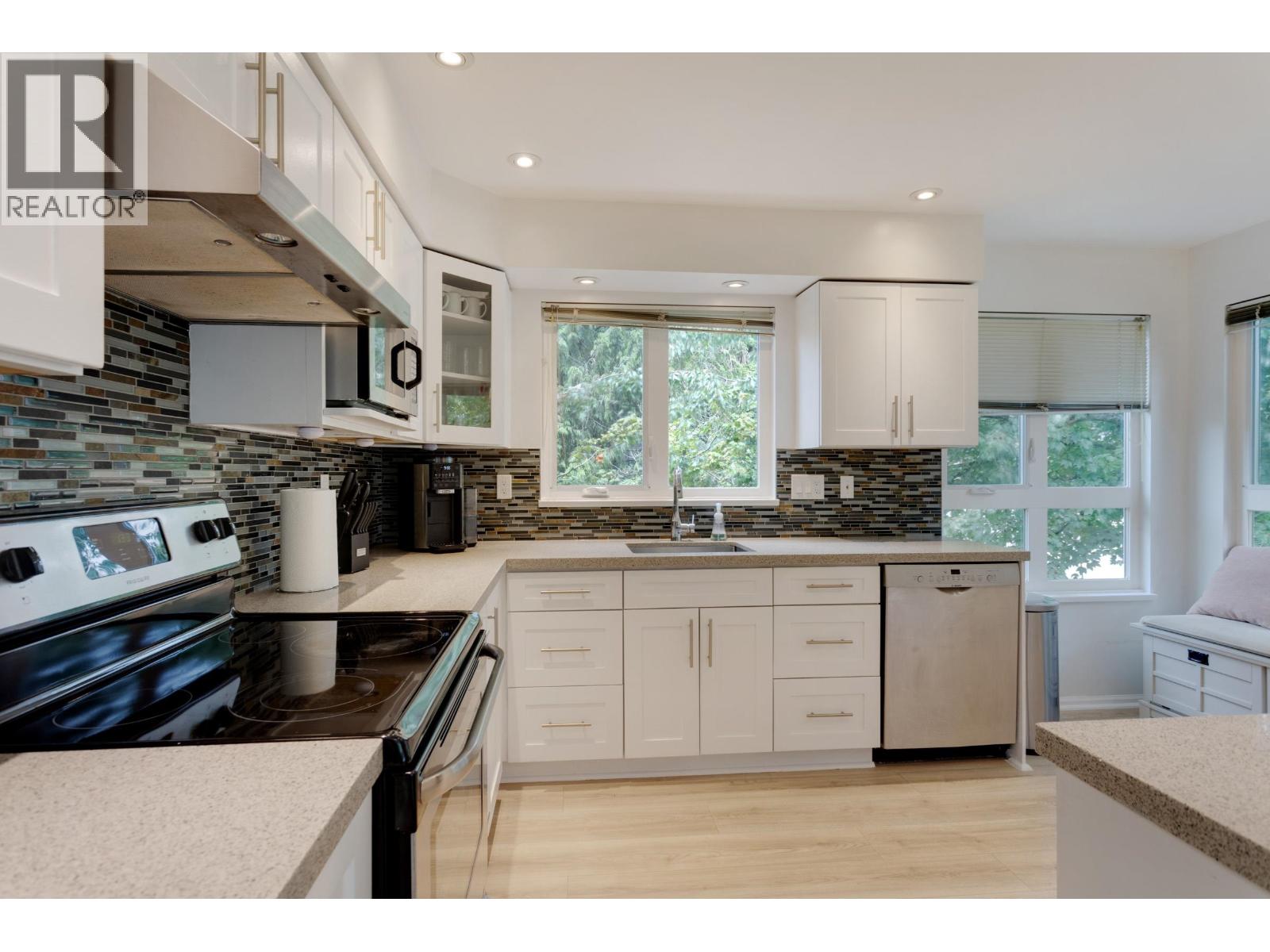 403 106 W KINGS ROAD — photo 10