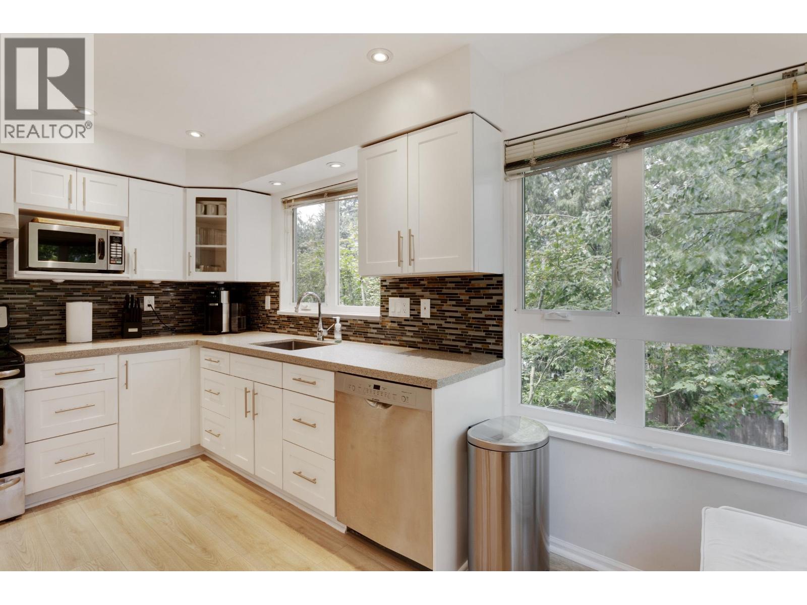 403 106 W KINGS ROAD — photo 12
