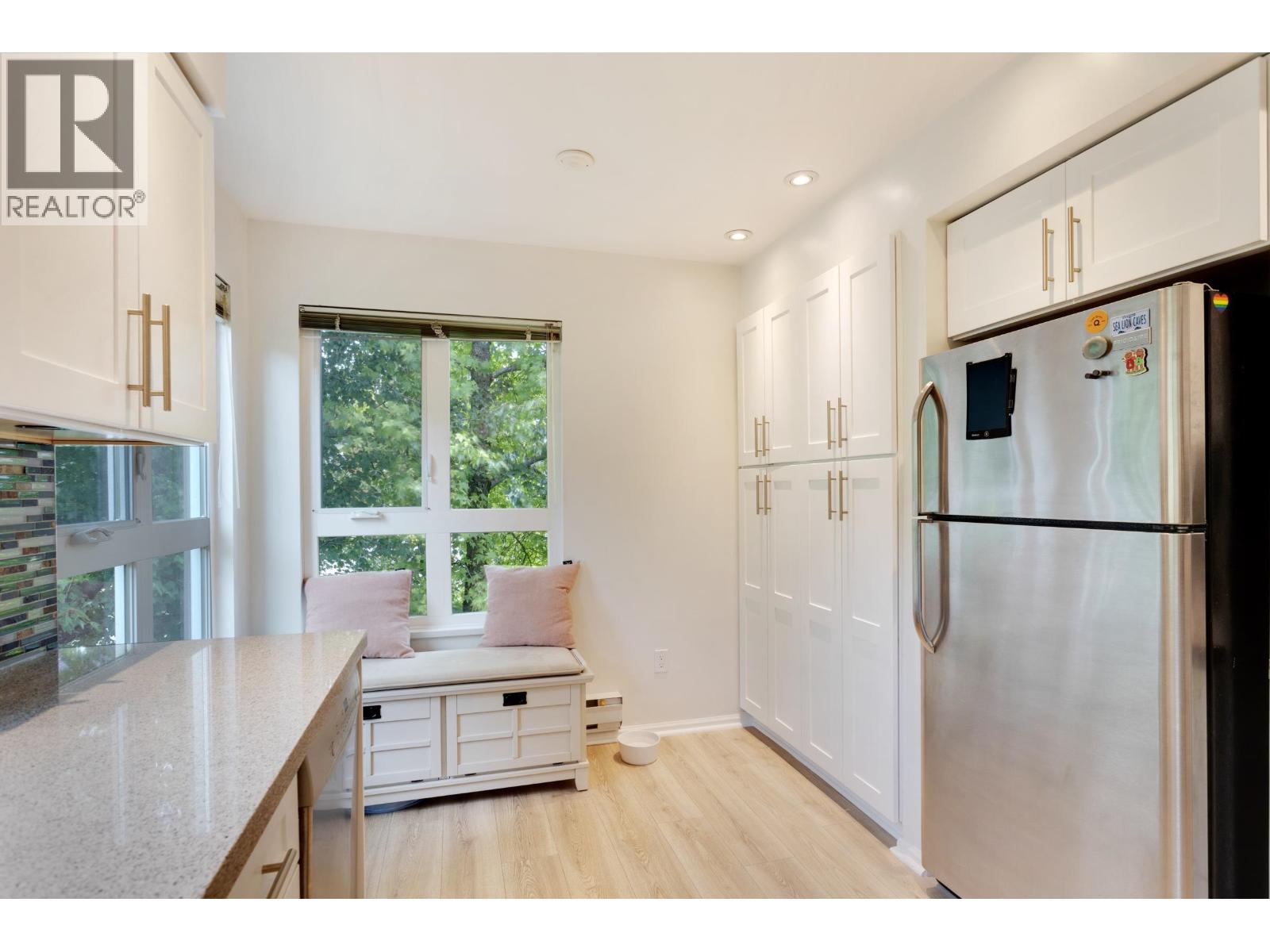 403 106 W KINGS ROAD — photo 11