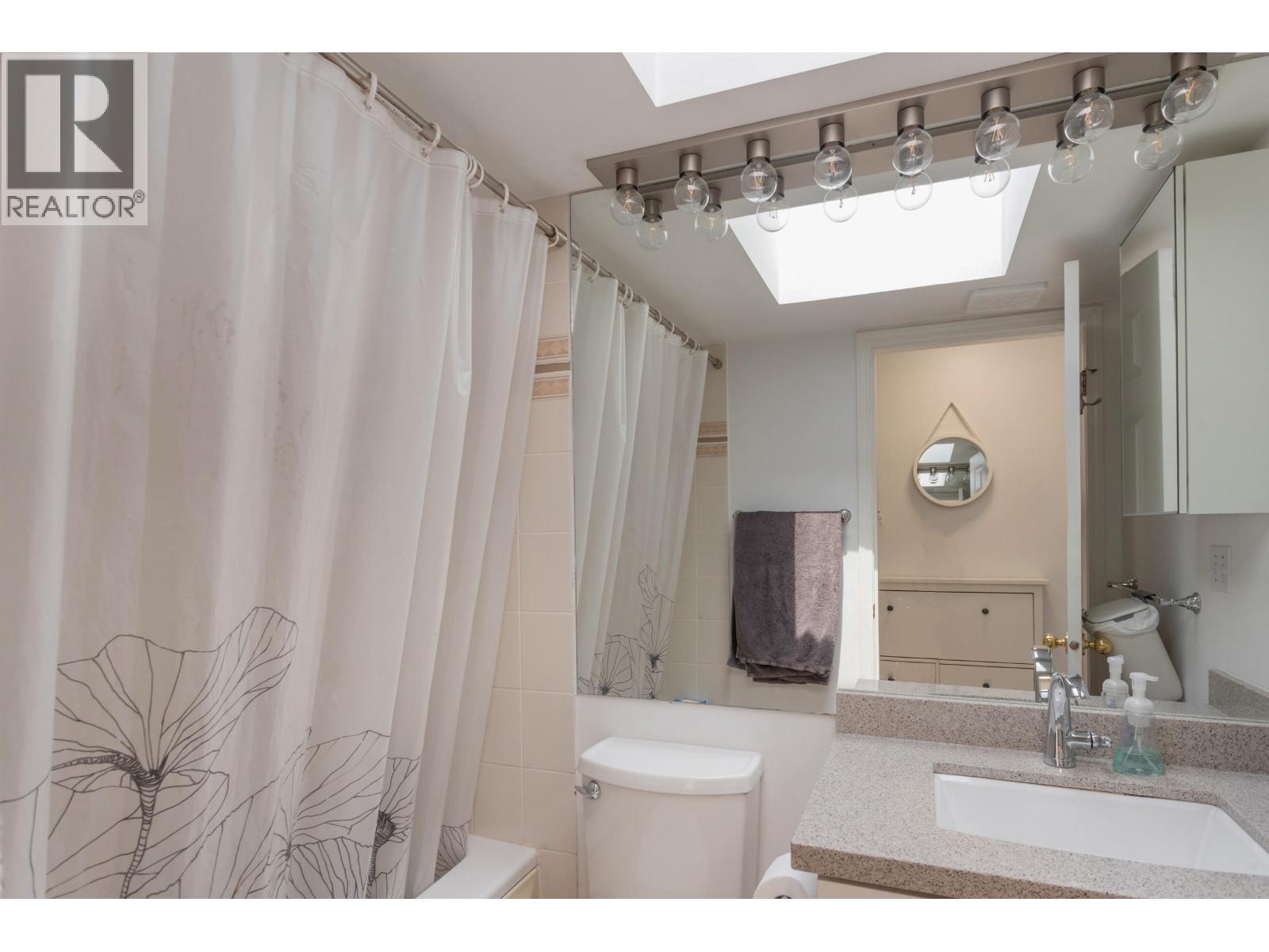 403 106 W KINGS ROAD — photo 22