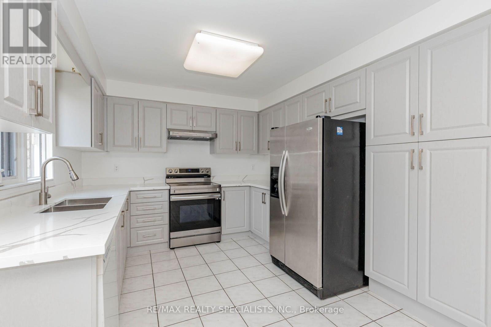 64 Dolphin Song Crescent, Brampton, Ontario  L6R 2A7 - Photo 3 - W13603126