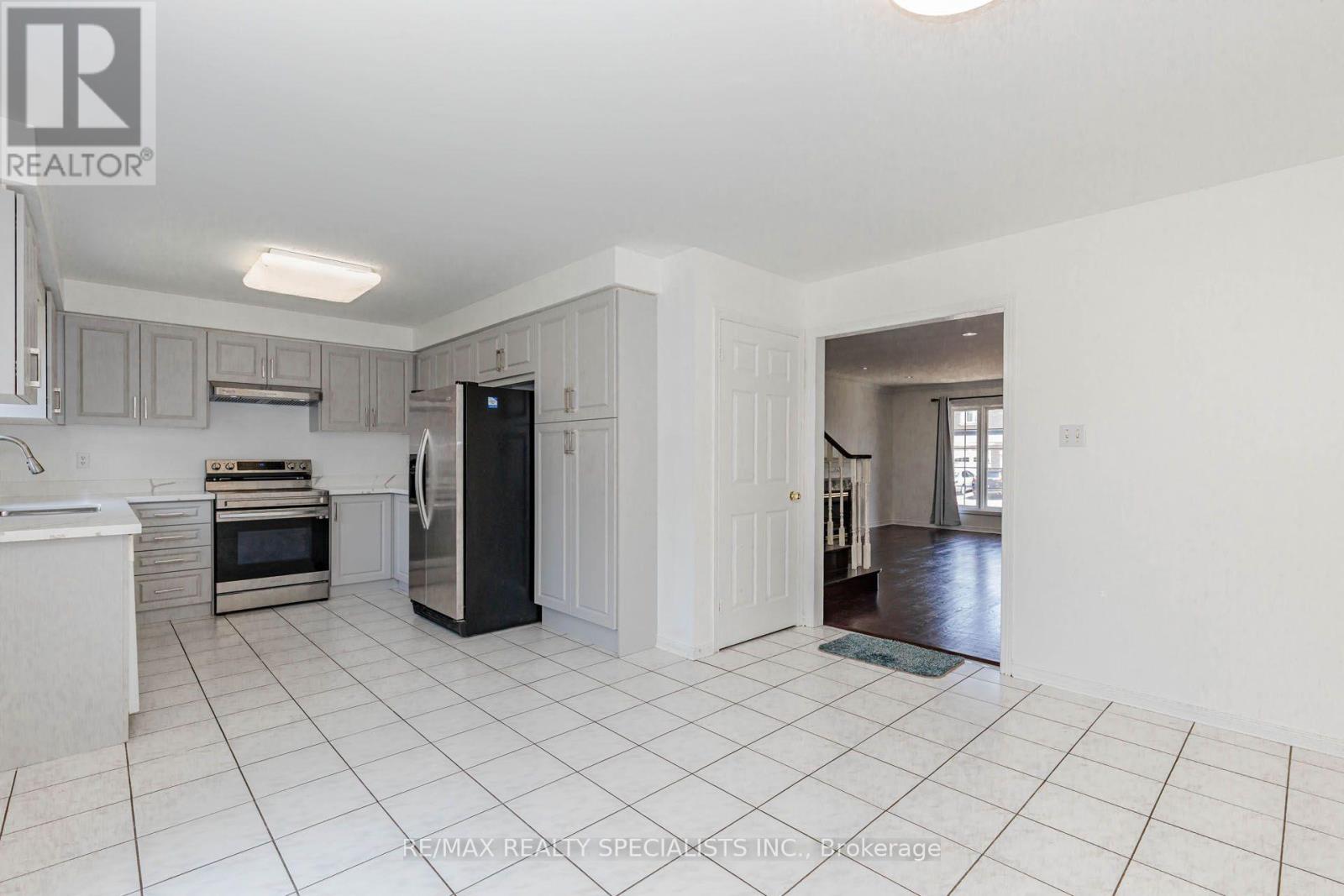64 Dolphin Song Crescent, Brampton, Ontario  L6R 2A7 - Photo 4 - W13603126