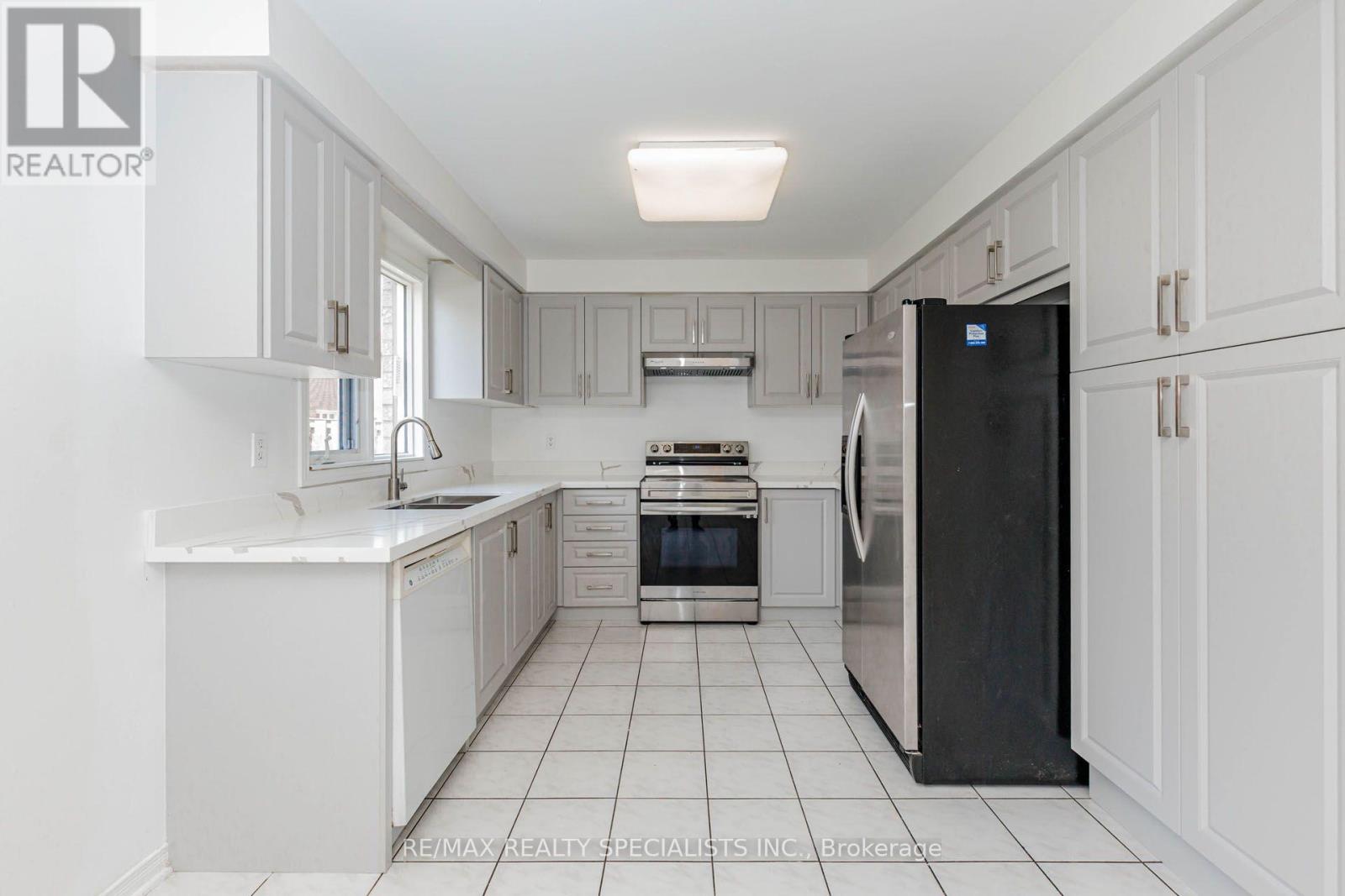 64 Dolphin Song Crescent, Brampton, Ontario  L6R 2A7 - Photo 5 - W13603126