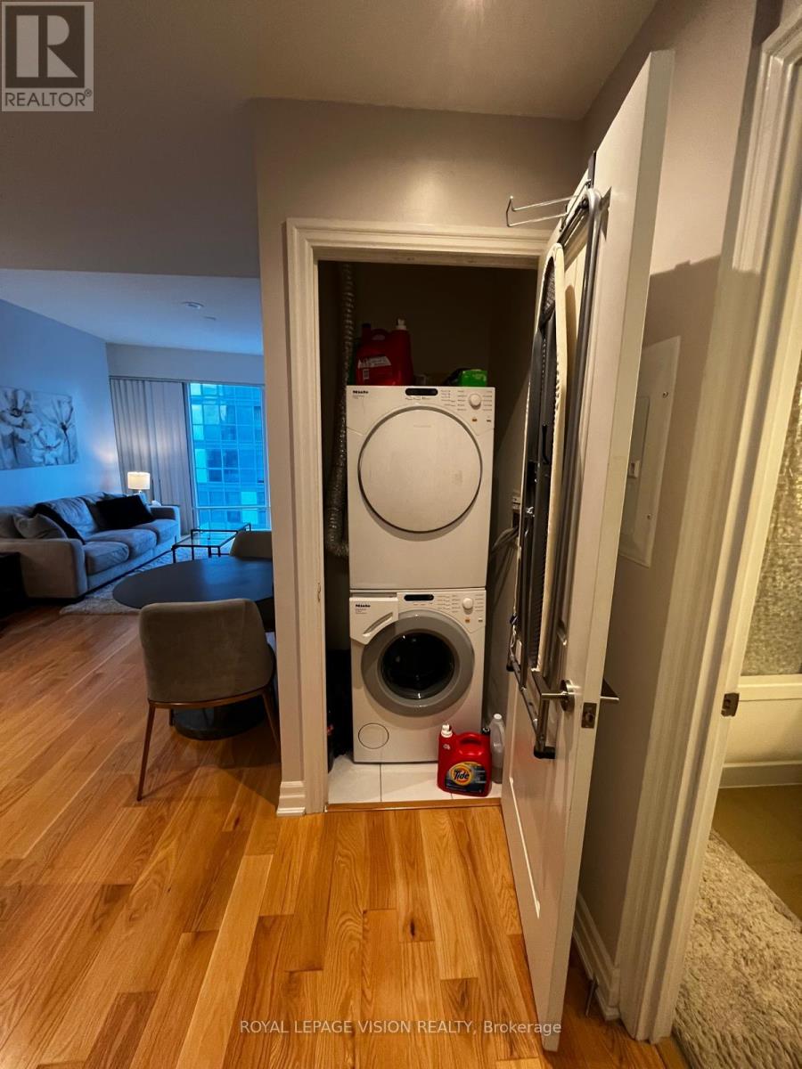 2701 - 8 The Esplanade Avenue, Toronto, Ontario  M5E 0A6 - Photo 8 - C13603312