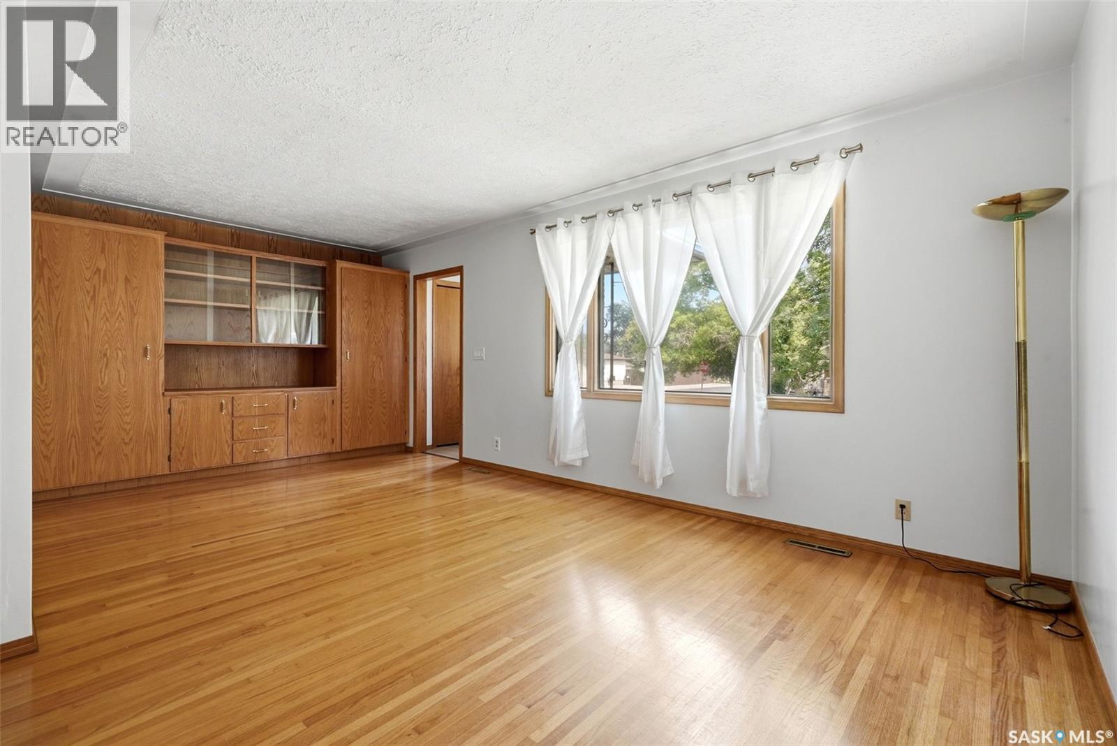 2204 Mackay Street, Regina, Saskatchewan  S4N 2S8 - Photo 4 - SK043599