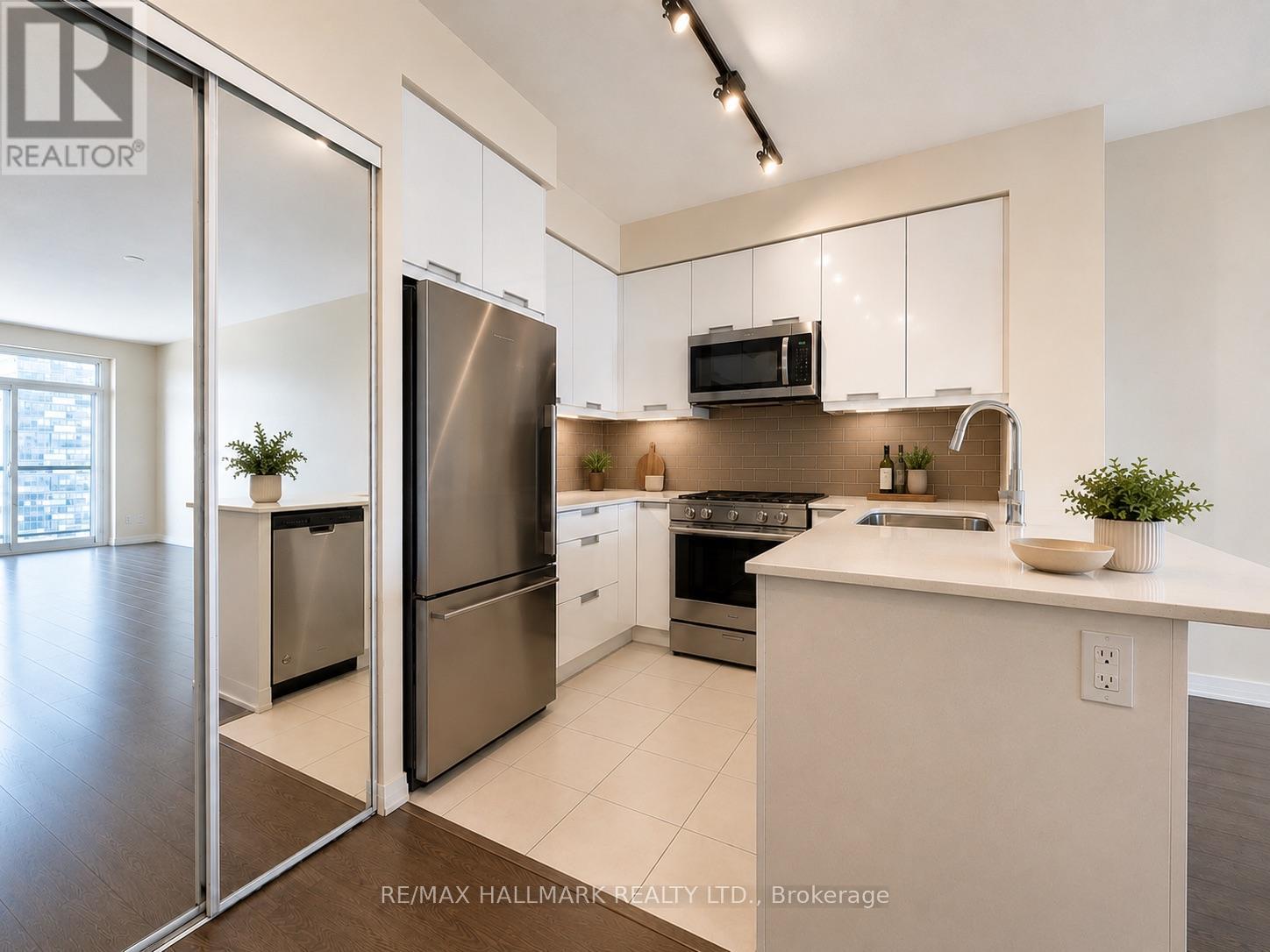 1711 - 35 Watergarden Drive, Mississauga, Ontario  L5R 0G8 - Photo 2 - W13603324