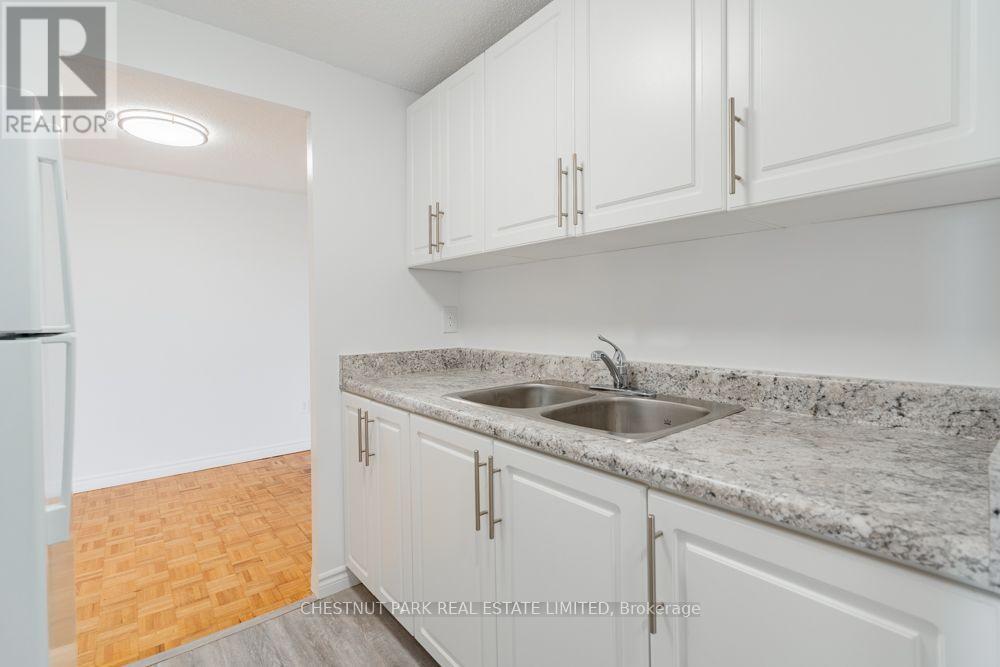 202 - 1060 Caven Street, Mississauga, Ontario  L5G 4J5 - Photo 4 - W13603750