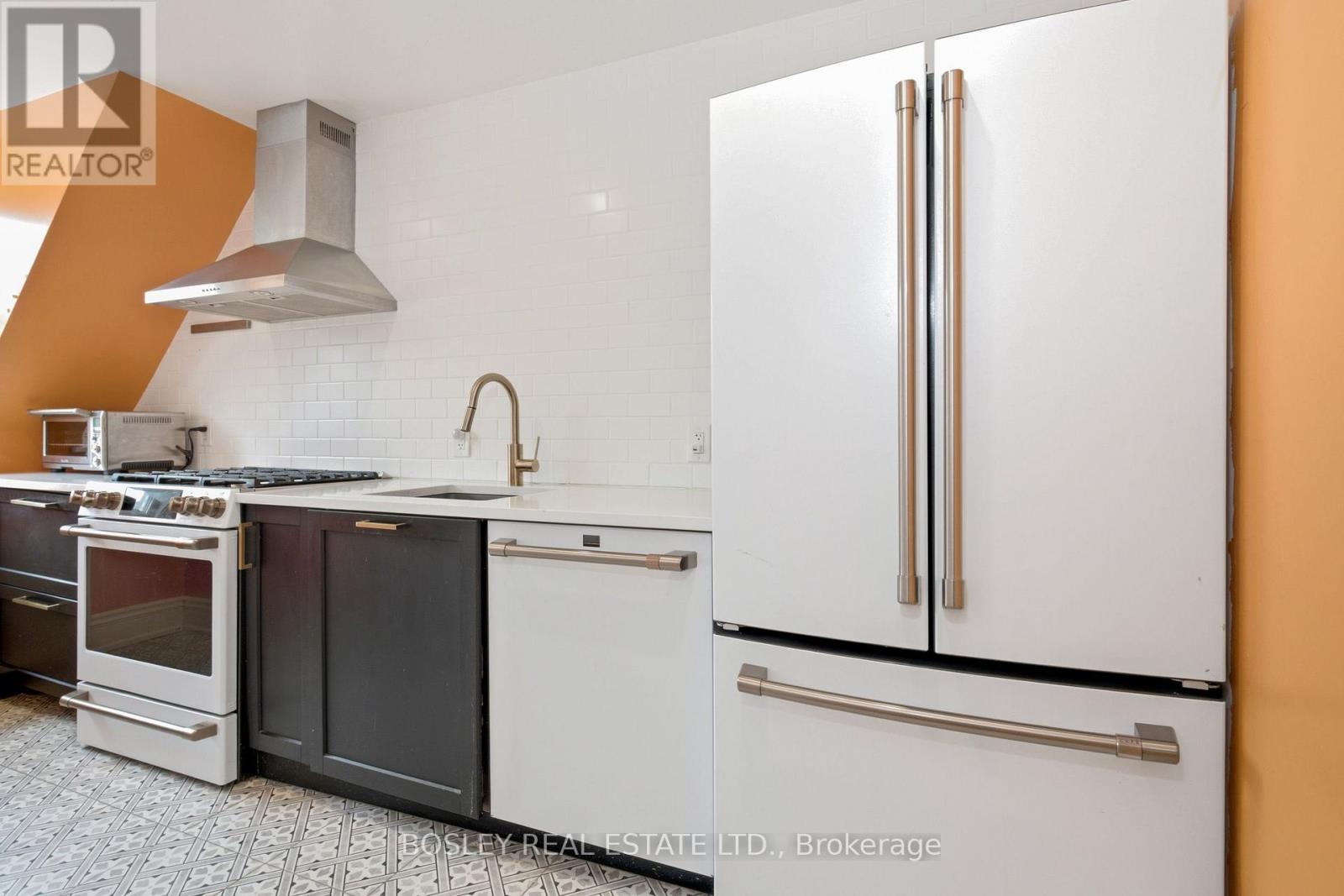 Upper - 178 High Park Avenue, Toronto, Ontario  M6P 2S4 - Photo 7 - W13603944