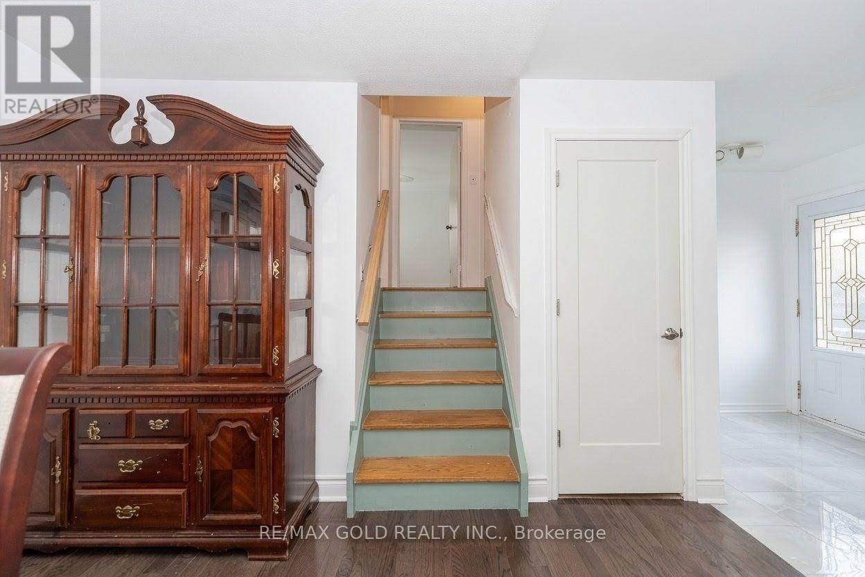 63 Newstead Crescent, Brampton, Ontario  L6V 2A8 - Photo 4 - W13604108