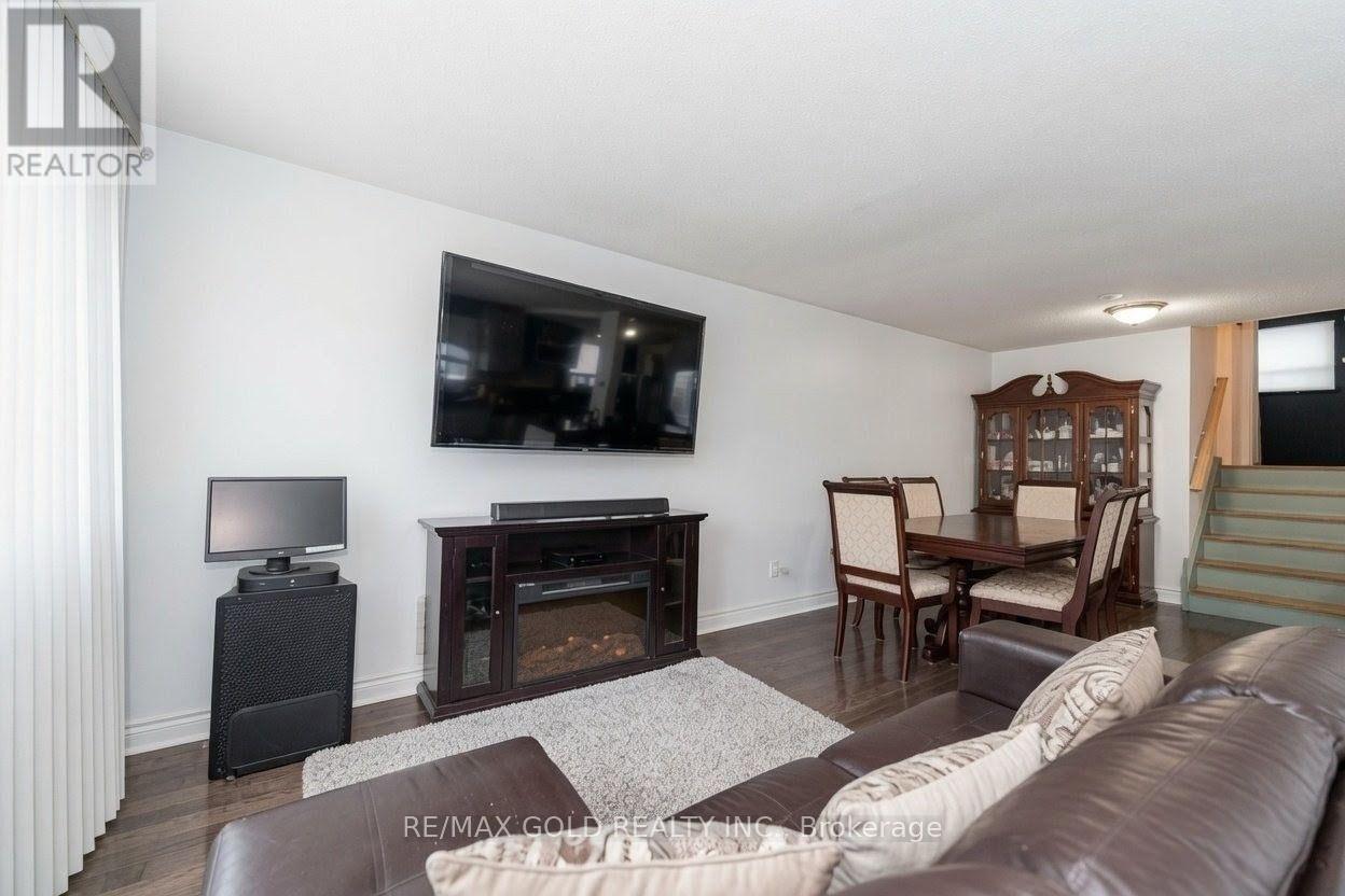 63 Newstead Crescent, Brampton, Ontario  L6V 2A8 - Photo 5 - W13604108
