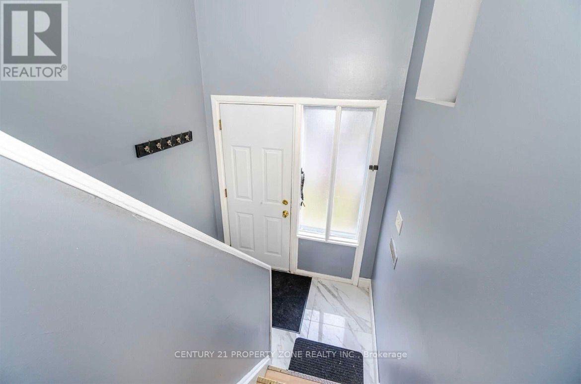 26 Sandringham Court, Brampton, Ontario  L6T 3Z3 - Photo 3 - W13604336
