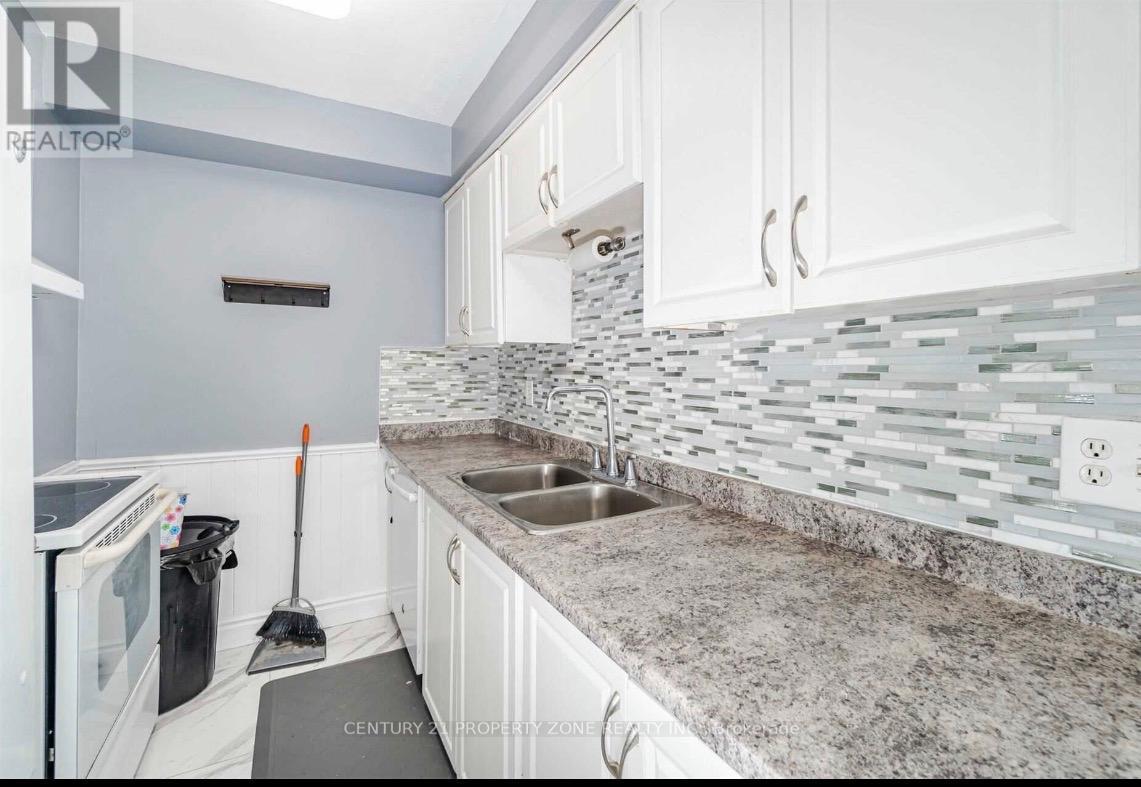 26 Sandringham Court, Brampton, Ontario  L6T 3Z3 - Photo 6 - W13604336
