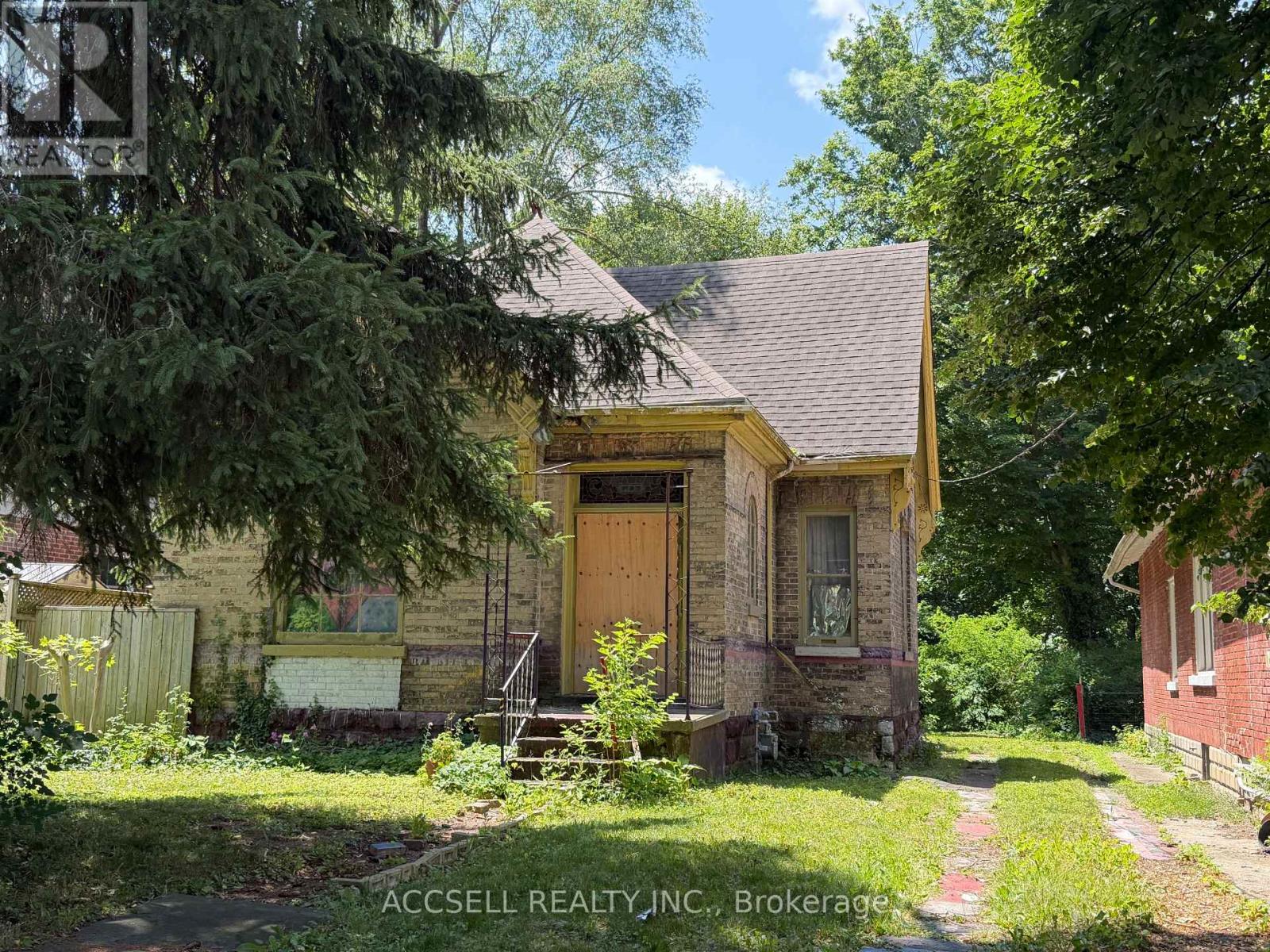 135 High Street, London South, Ontario  N6C 4K3 - Photo 1 - X13604288