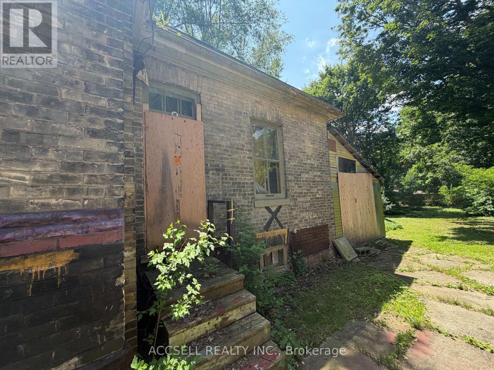 135 High Street, London South, Ontario  N6C 4K3 - Photo 2 - X13604288