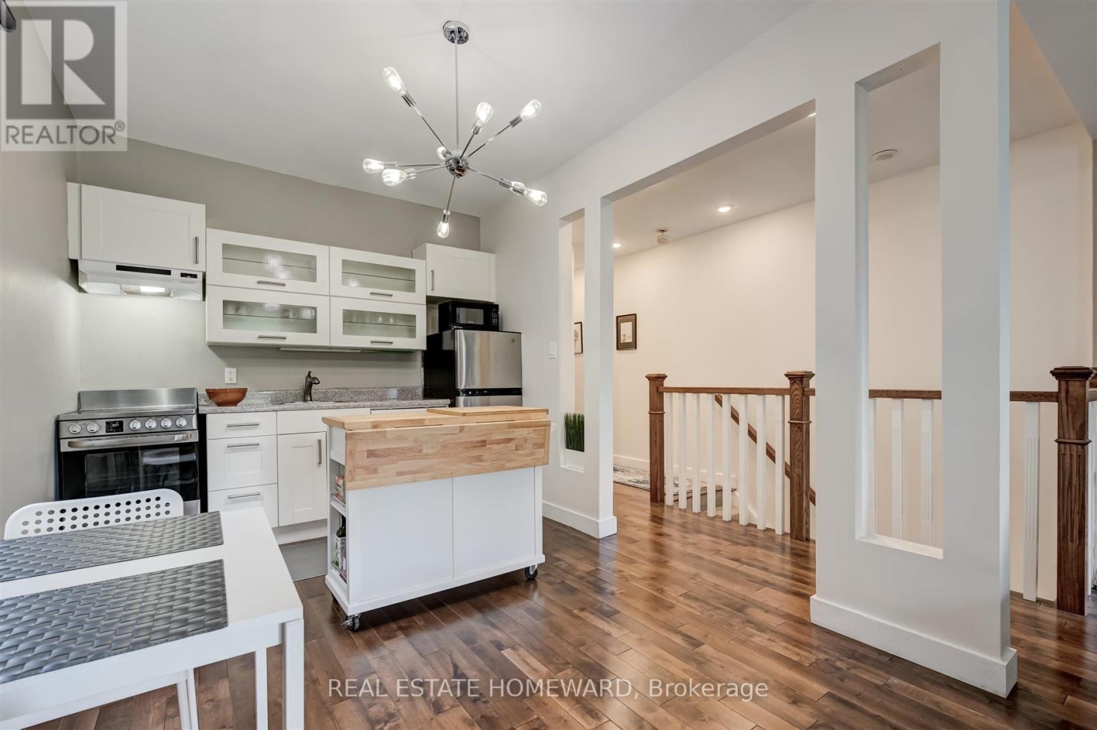 Upper - 14 Ashdale Avenue, Toronto, Ontario  M4L 2Y7 - Photo 2 - E13604570