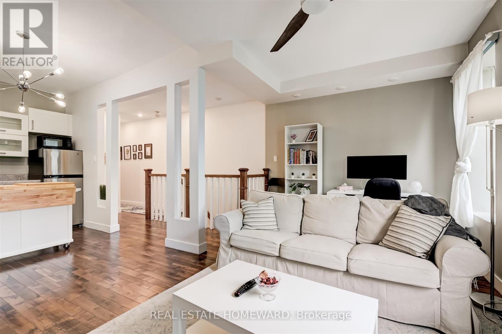 Upper - 14 Ashdale Avenue, Toronto, Ontario  M4L 2Y7 - Photo 4 - E13604570