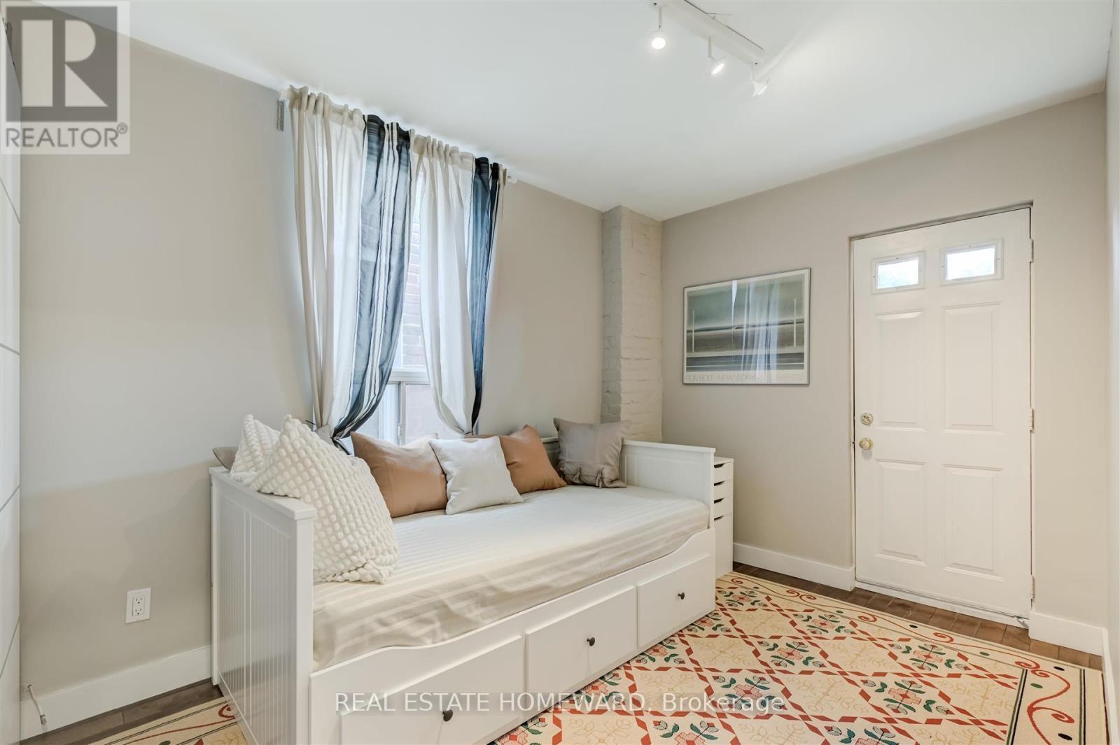 Upper - 14 Ashdale Avenue, Toronto, Ontario  M4L 2Y7 - Photo 9 - E13604570