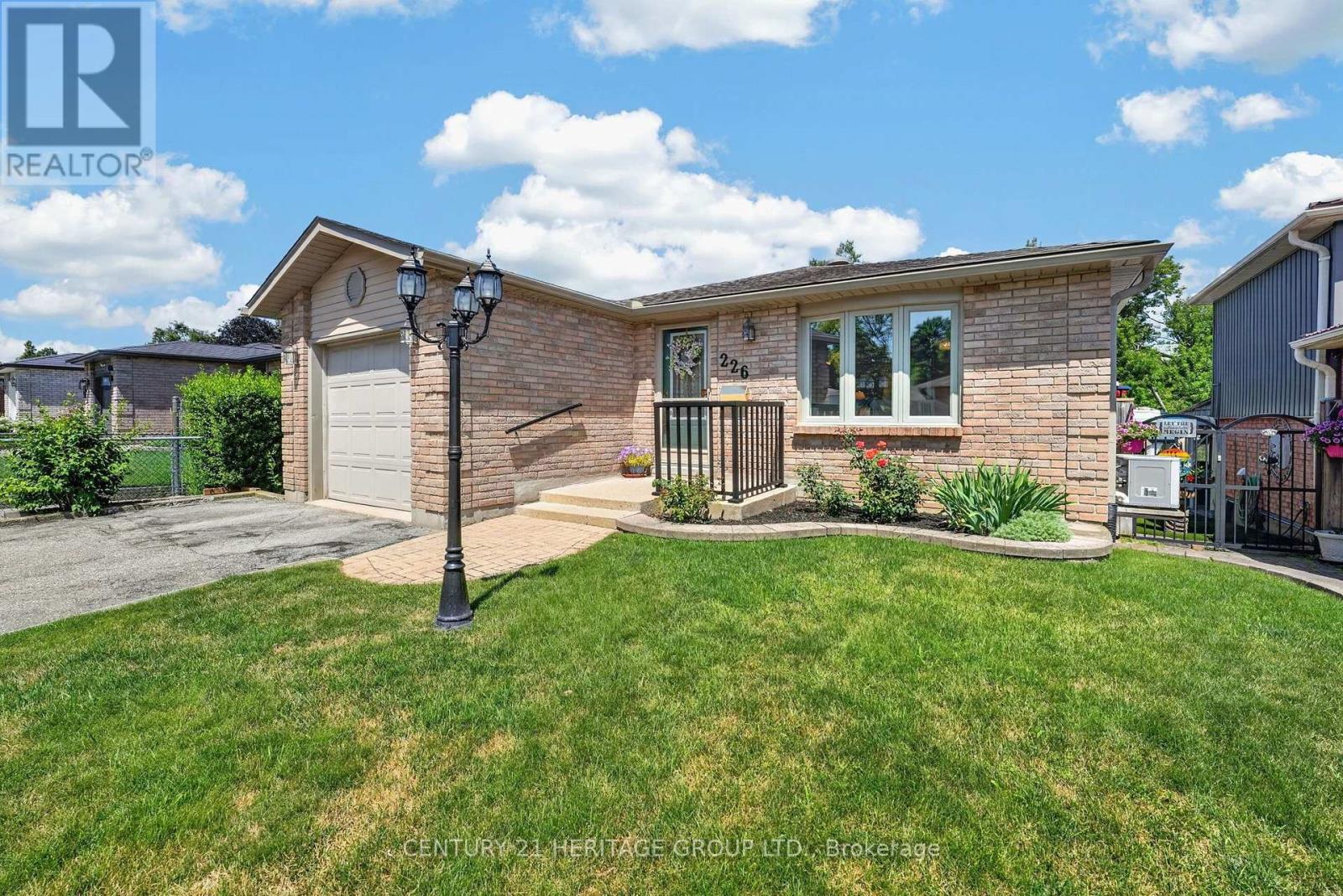 226 LILLIAN CRESCENT, Barrie, Ontario