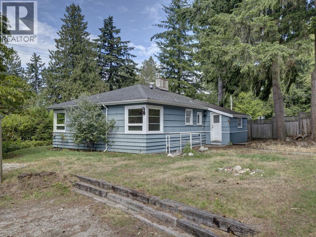 5724 Porpoise Bay Road, Sechelt, British Columbia  V0N 3A3 - Photo 3 - R3149847