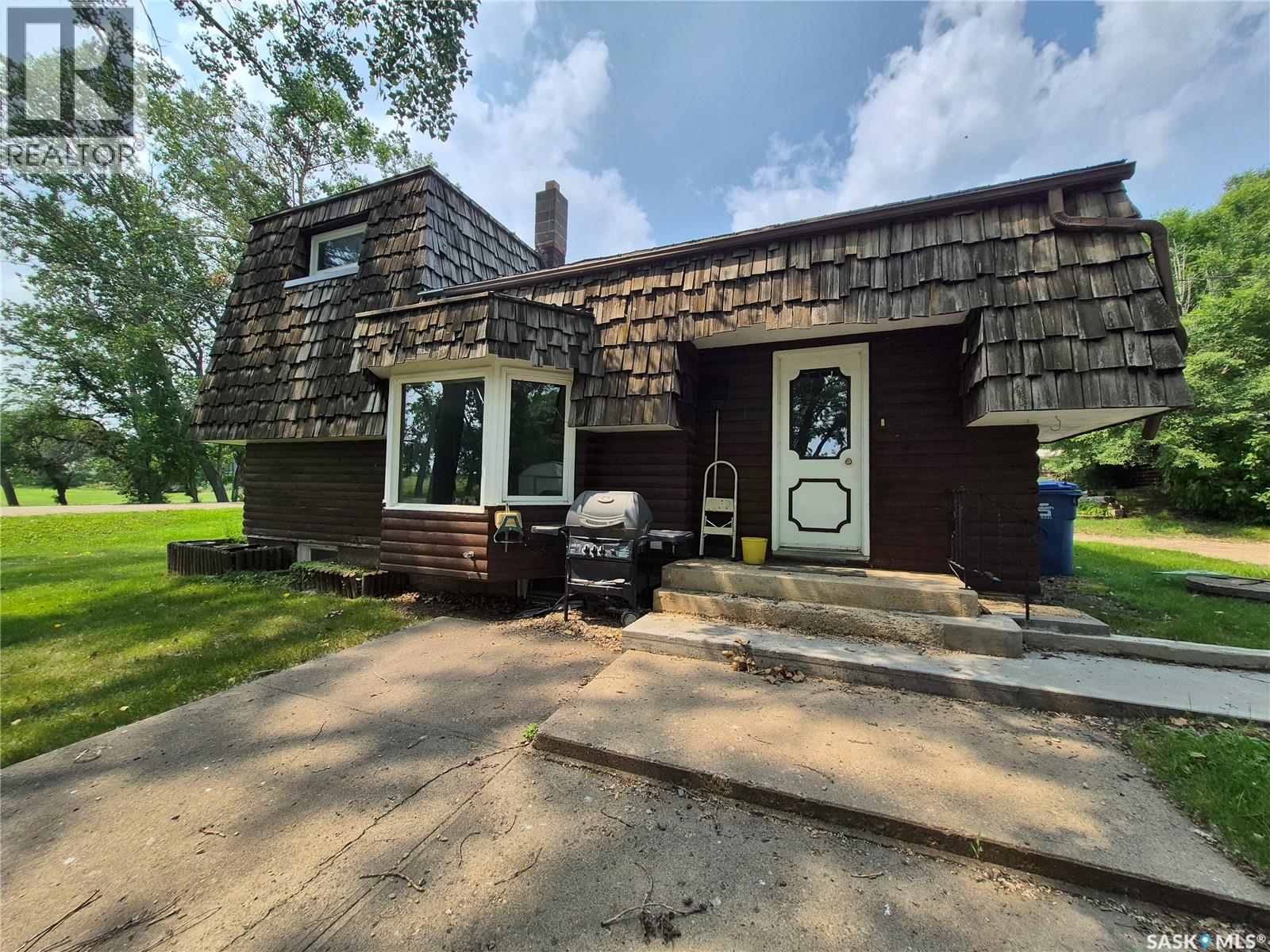 413 Peterson Avenue, Radville, Saskatchewan  S0C 2G0 - Photo 1 - SK043414
