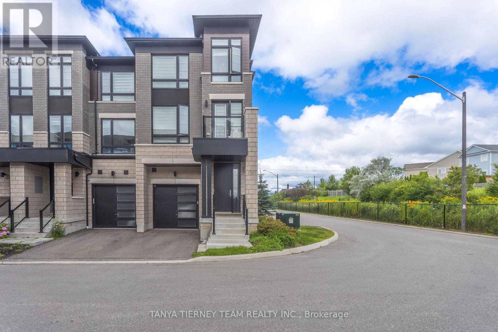 24 LAKE TRAIL WAY, Whitby, Ontario