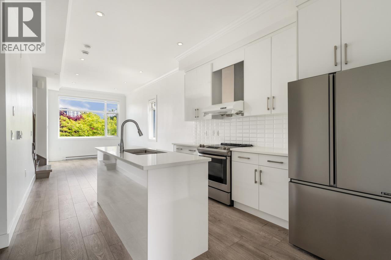 5043 Chambers Street, Vancouver, British Columbia  V5R 3L8 - Photo 2 - R3149504