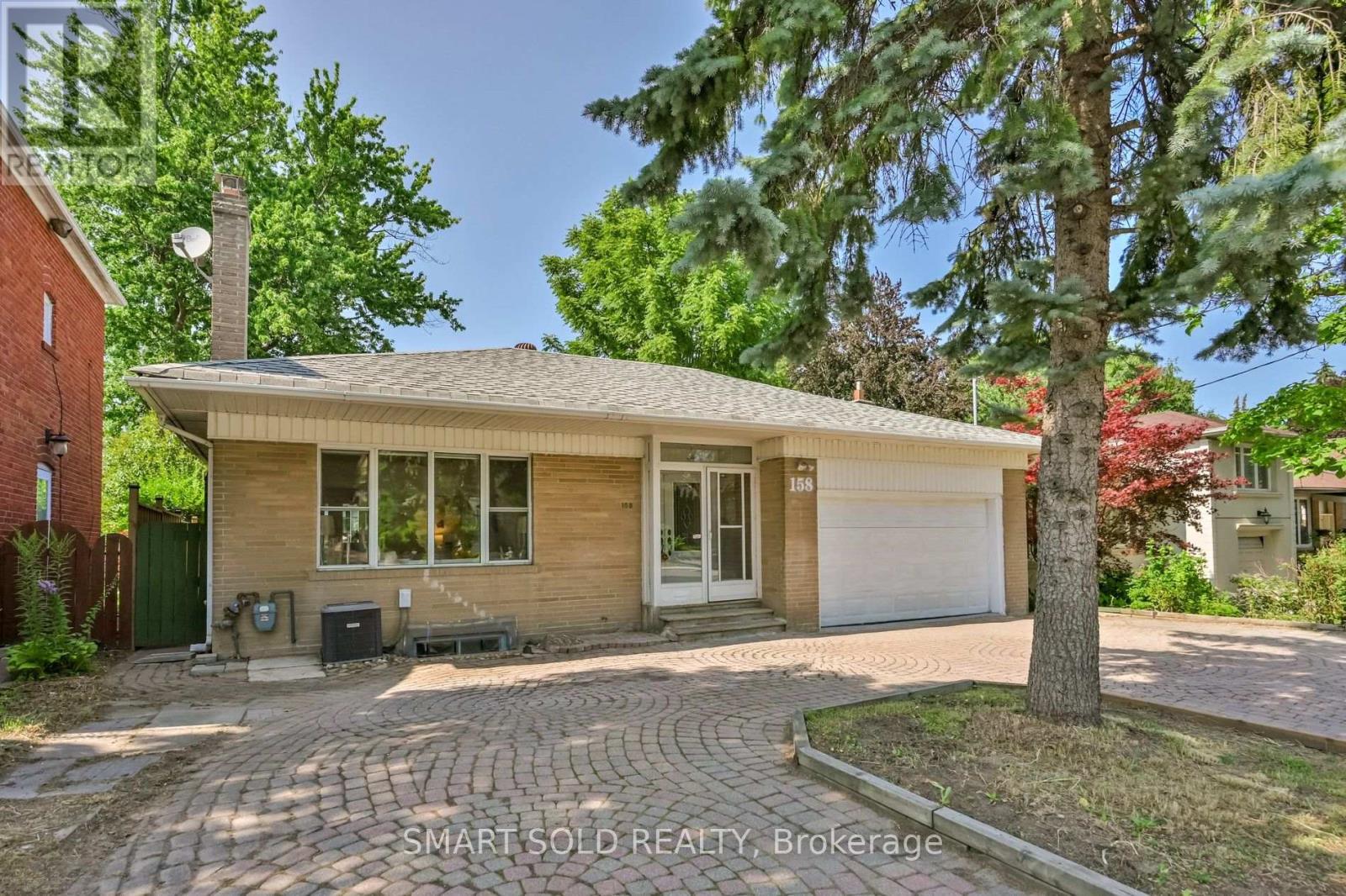 <div class="slider-price">$1,399,000</div><p>158 York Mills Road, Toronto, Ontario</p>