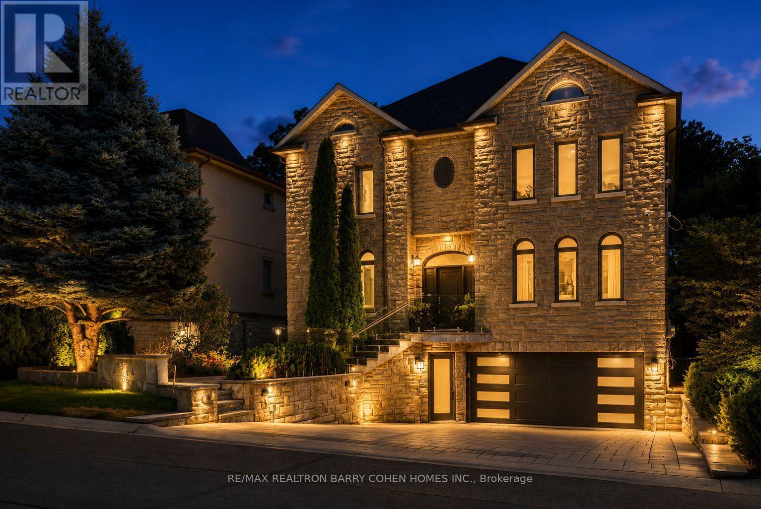 33 Munro Boulevard, Toronto, Ontario  M2P 1C1 - Photo 2 - C13605008