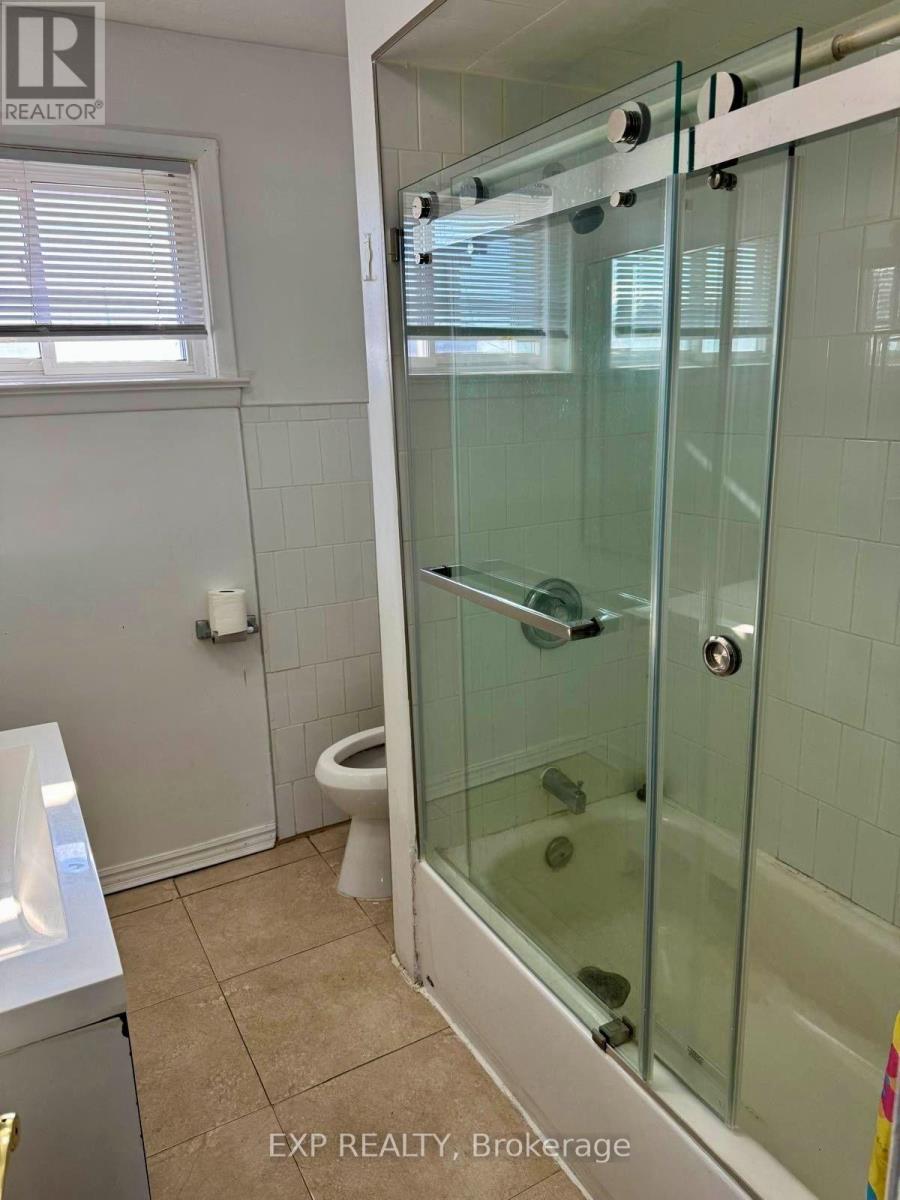 Upper - 132 Brookhaven Drive, Toronto, Ontario  M6M 4P2 - Photo 8 - W13604796
