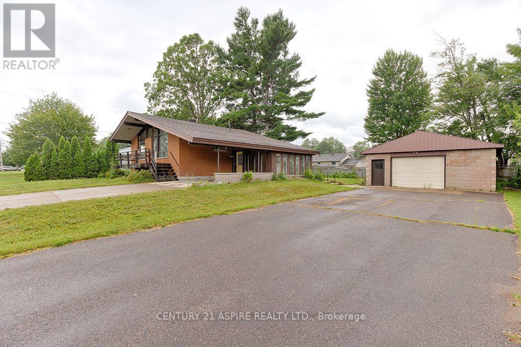31 Selkirk Street, Petawawa, Ontario  K8H 1P1 - Photo 6 - X13605440