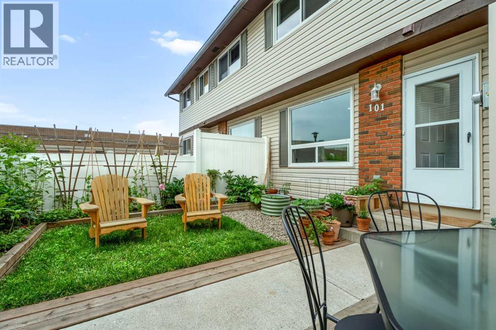 101, 740 Bracewood Drive SW, Calgary, Alberta  T2W 3N3 - Photo 1 - A2328076